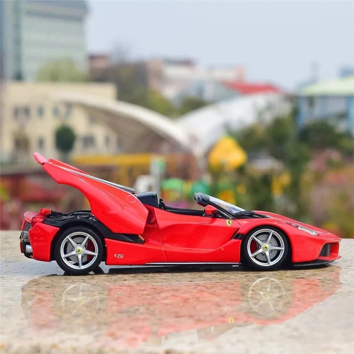 Bburago Ferrari 2016 LaFerrari Aperta Red 1:24 – Diecast Display Model Die-Cast