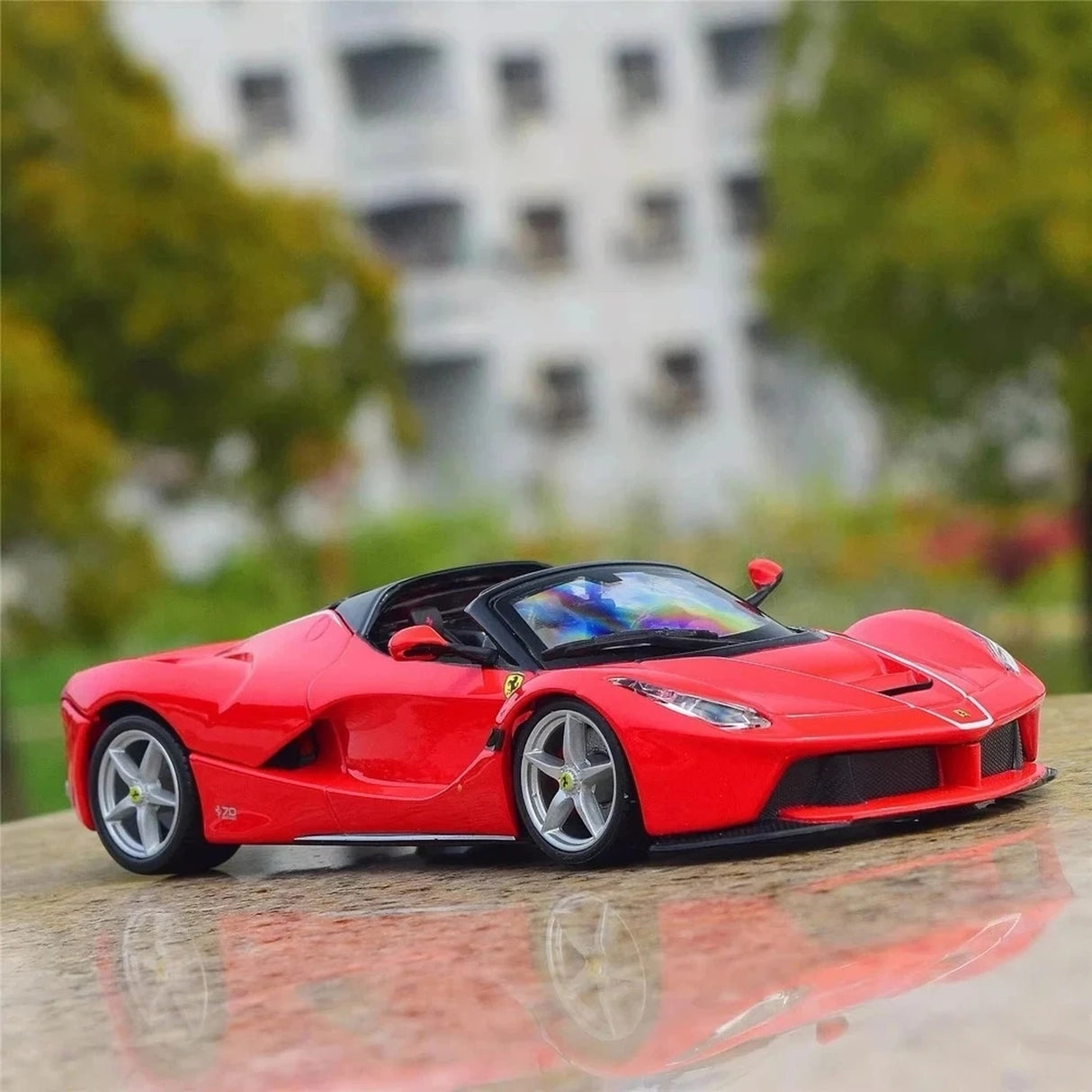 Bburago Ferrari 2016 LaFerrari Aperta Red 1:24 – Diecast Display Model Die-Cast