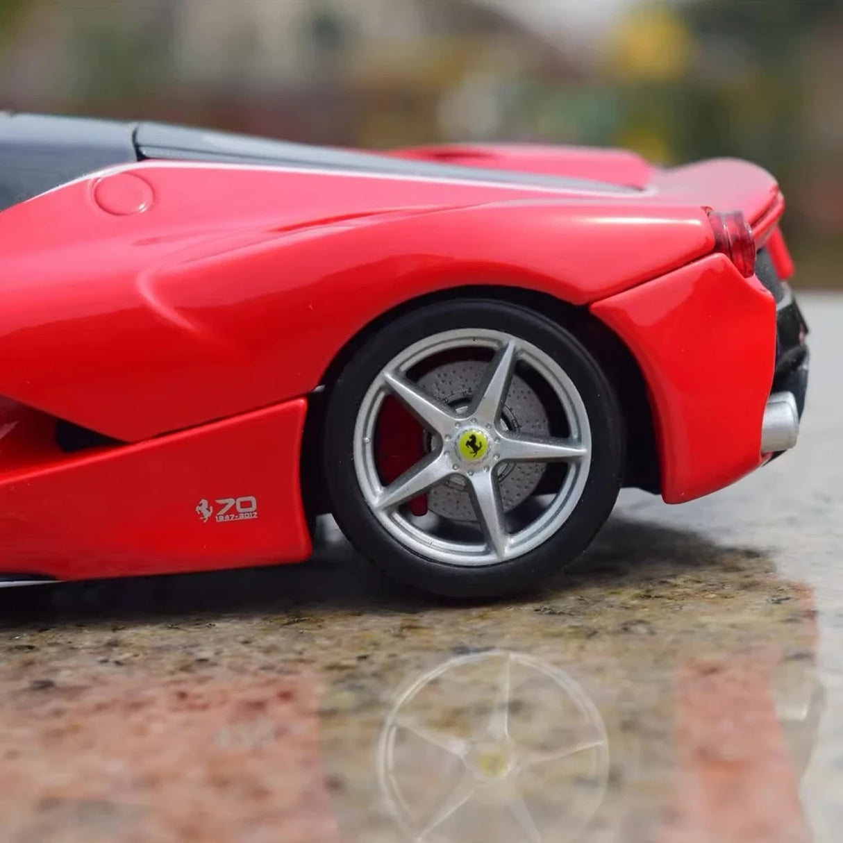 Bburago Ferrari 2016 LaFerrari Aperta Red 1:24 – Diecast Display Model Die-Cast