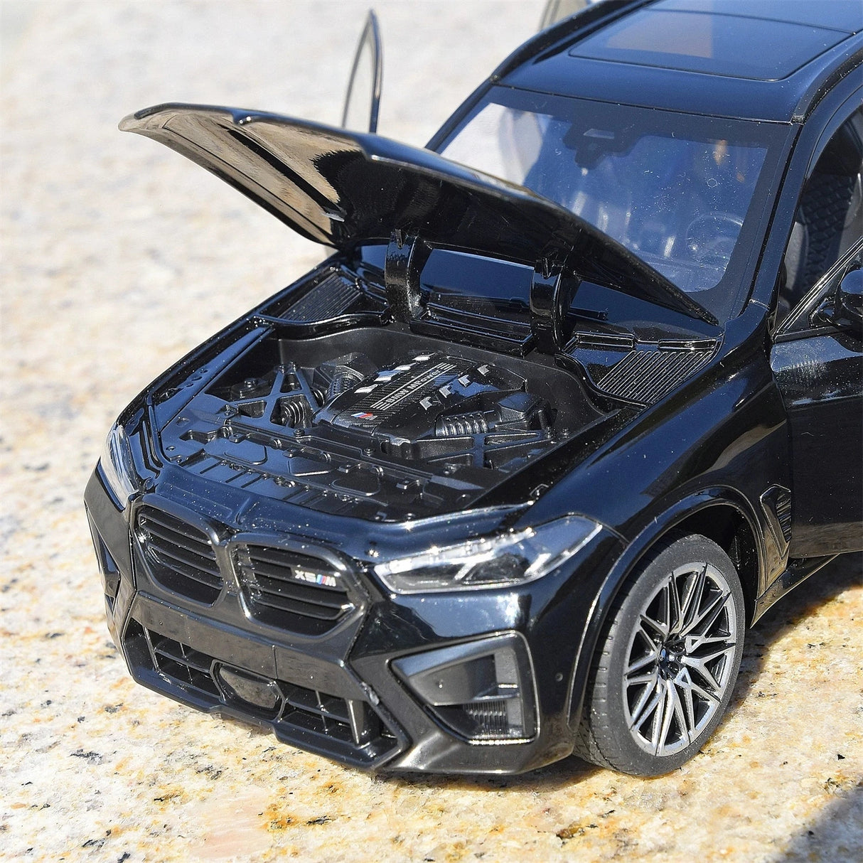 BMW 2020 X5 M Competition F95 zwart 1:24 – diecast displaymodel