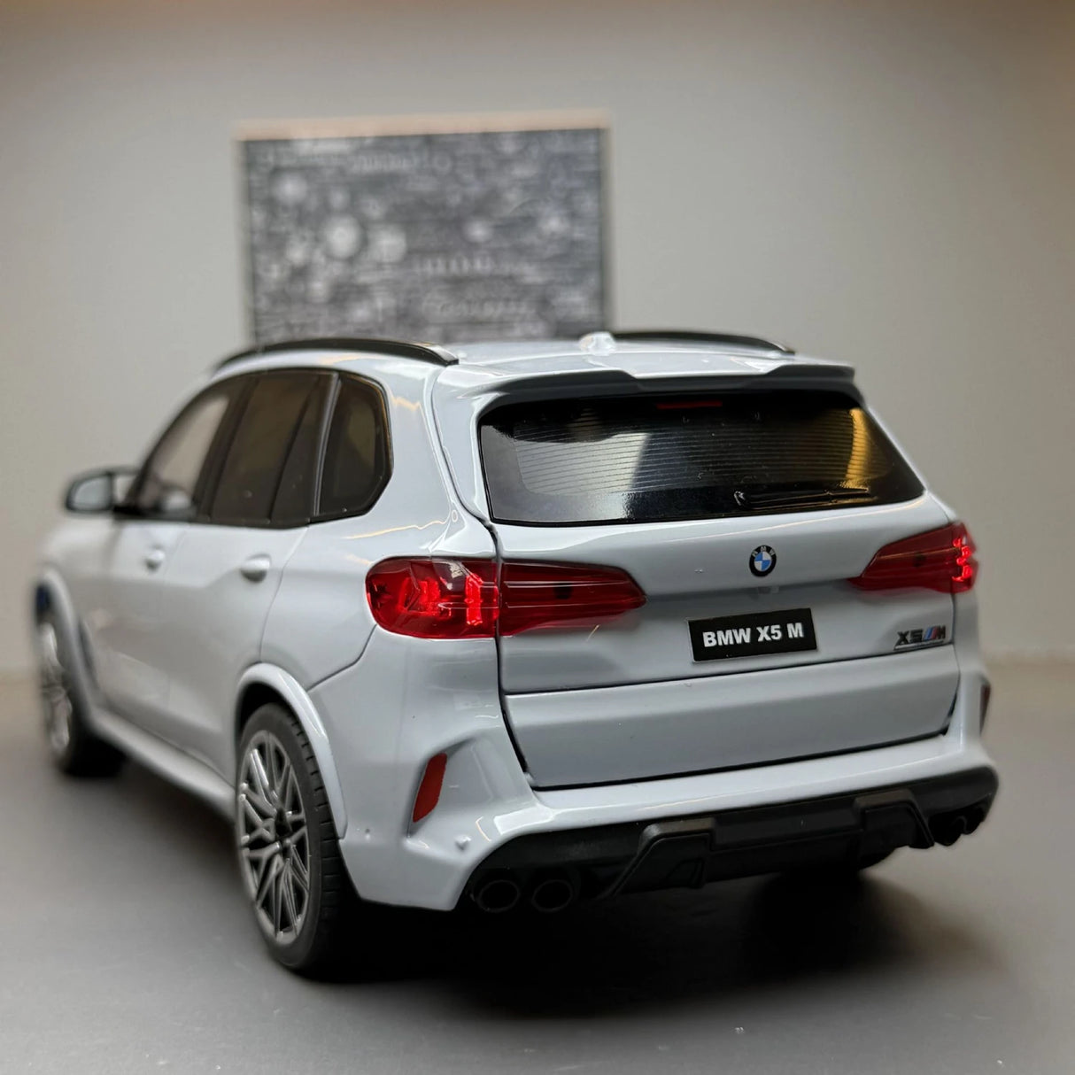BMW 2020 X5 M Competition F95 grijs 1:24 – diecast displaymodel