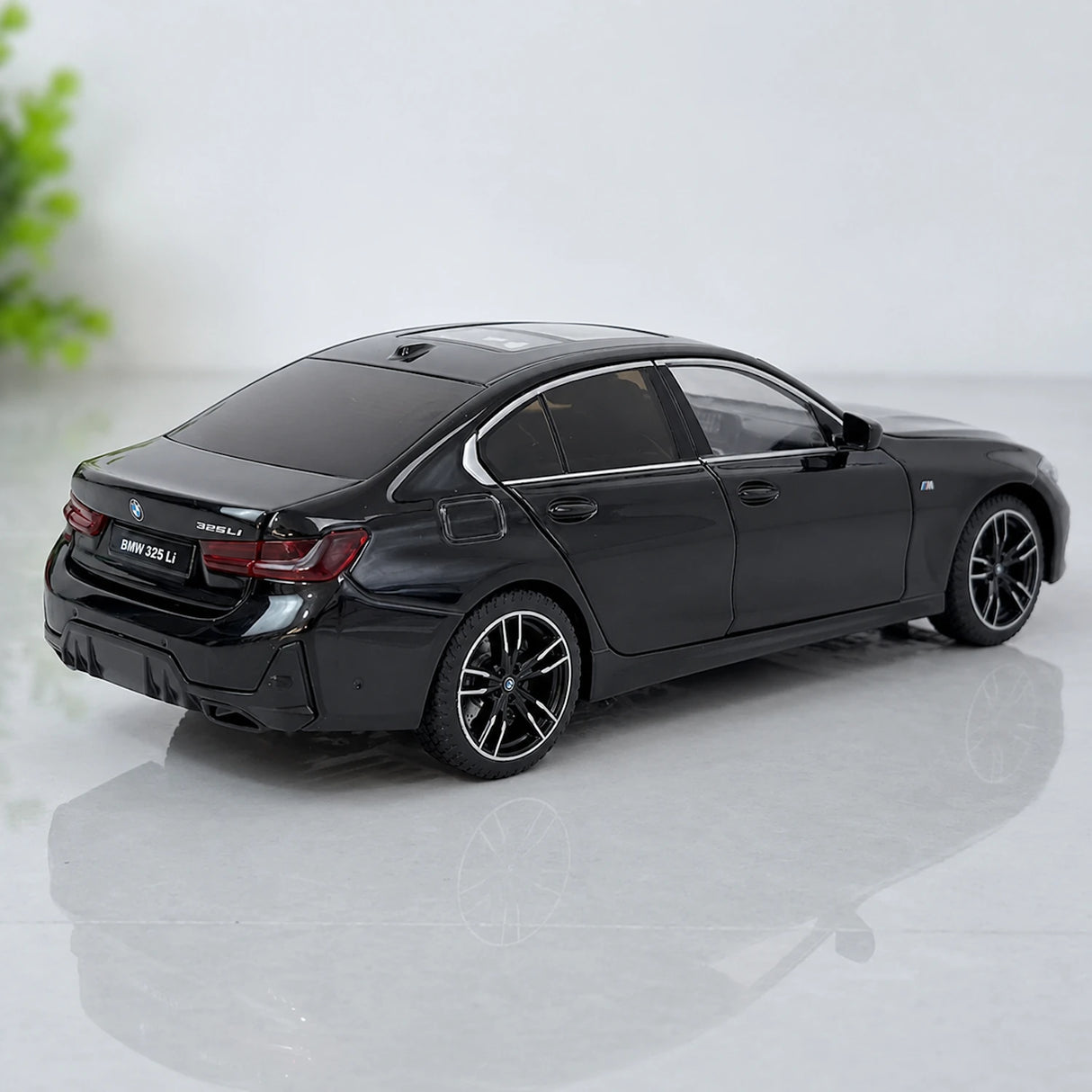 BMW 2022 325Li G28 LCI zwart 1:24 – diecast displaymodel