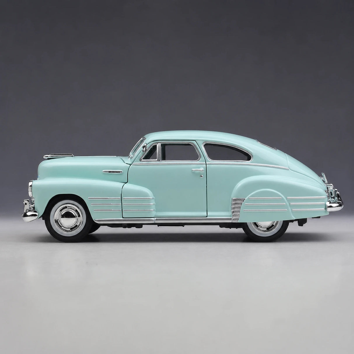 Maisto Chevrolet 1948 Fleetline Aerosedan blauw 1:24 – diecast displaymodel