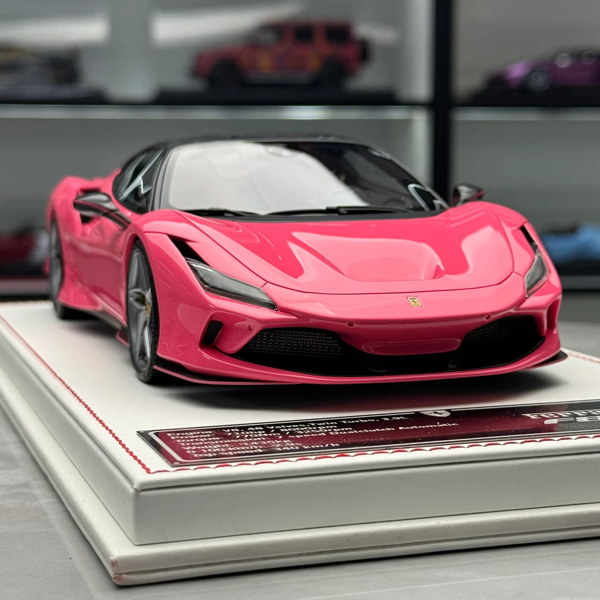 Davis & Giovanni Ferrari 2019 F8 Tributo Pink Salt Bae Livery 1:18 – Samlarresinmodellresin