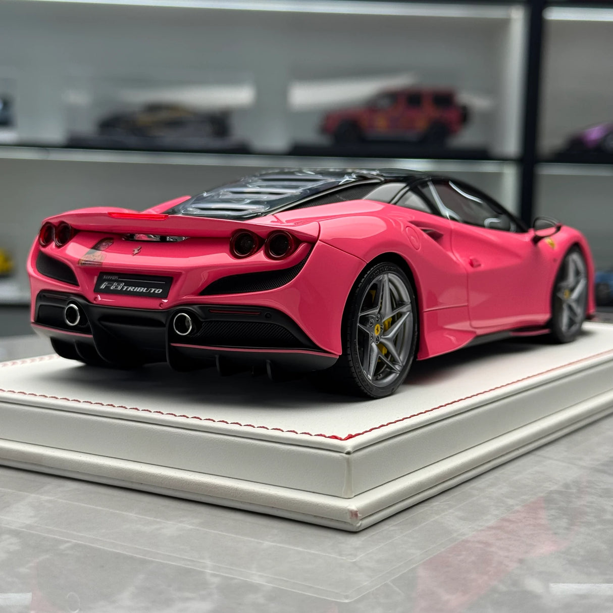 Davis & Giovanni Ferrari 2019 F8 Tributo Pink Salt Bae Livery 1:18 – Samlarresinmodellresin