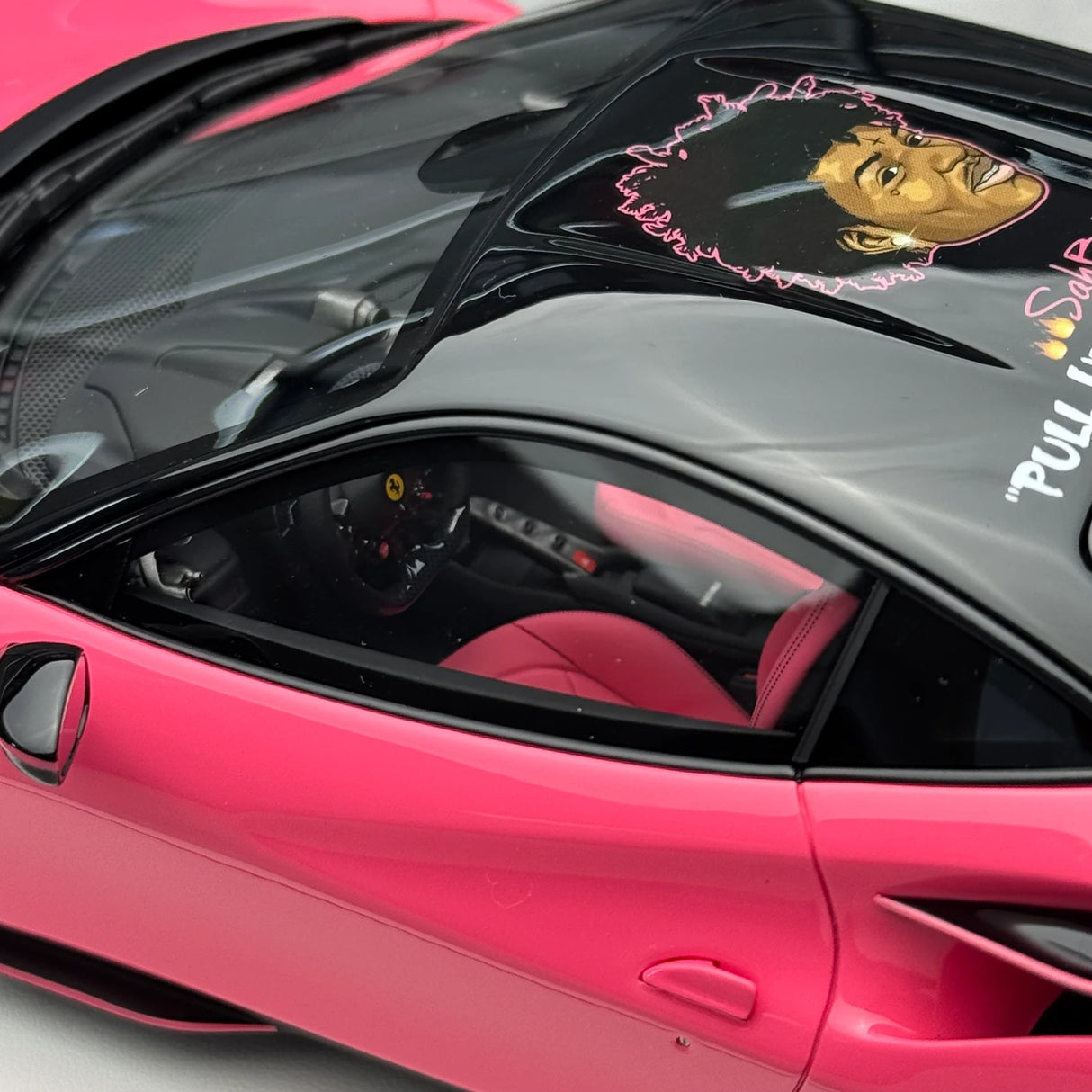 Davis & Giovanni Ferrari 2019 F8 Tributo Pink Salt Bae Livery 1:18 – Samlarresinmodellresin