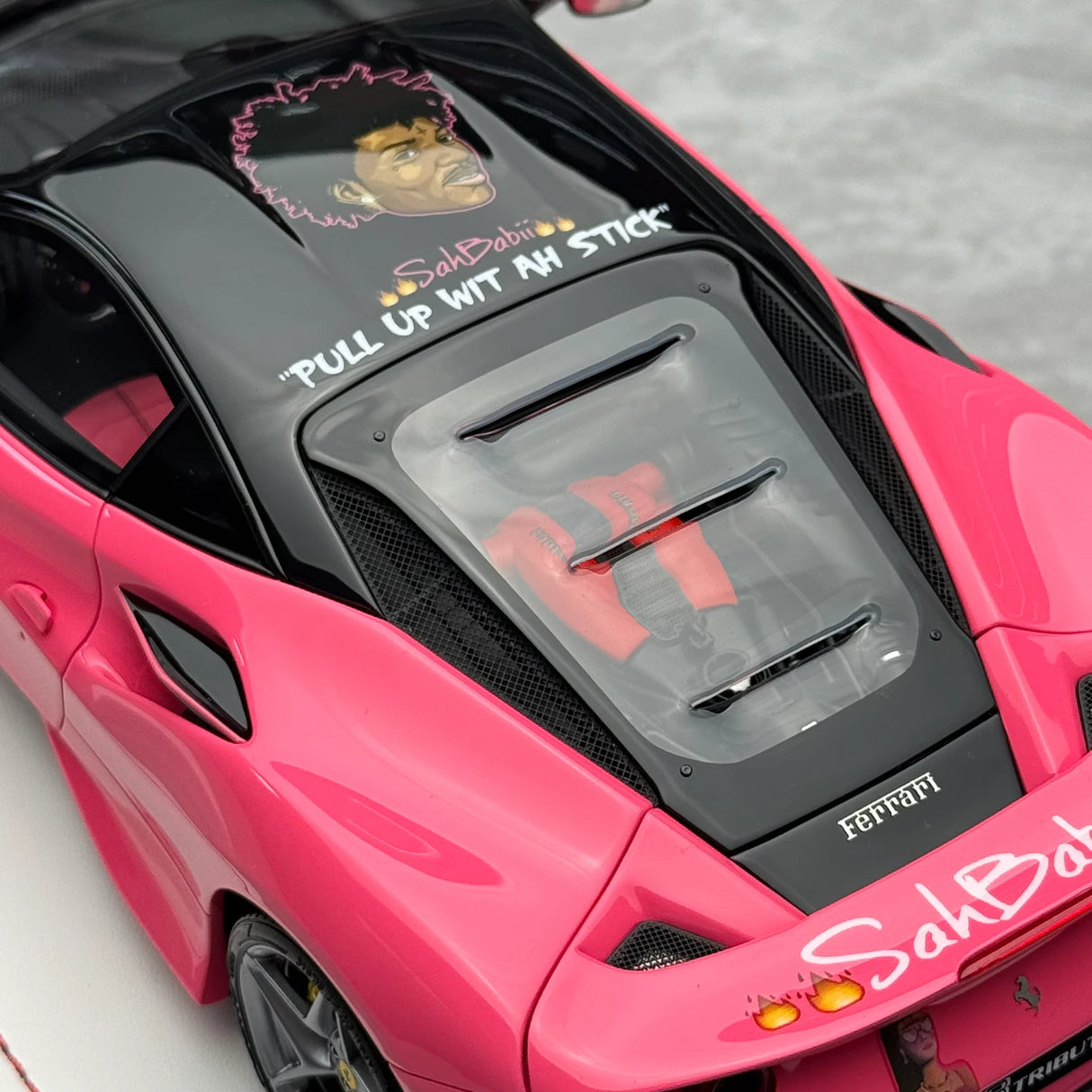 Davis & Giovanni Ferrari 2019 F8 Tributo Pink Salt Bae Livery 1:18 – Samlarresinmodellresin