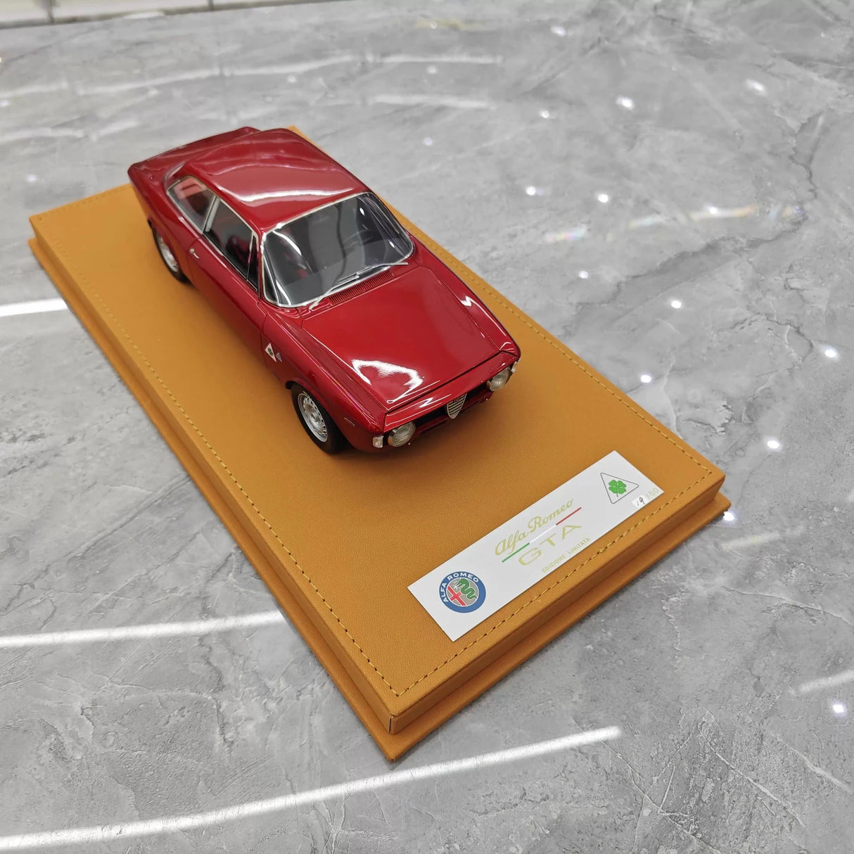 DMH Modelo Alfa Romeo 1965 GTA 1300 Deep Red 1:18 – Resina de Modelo de Resina Colecionável