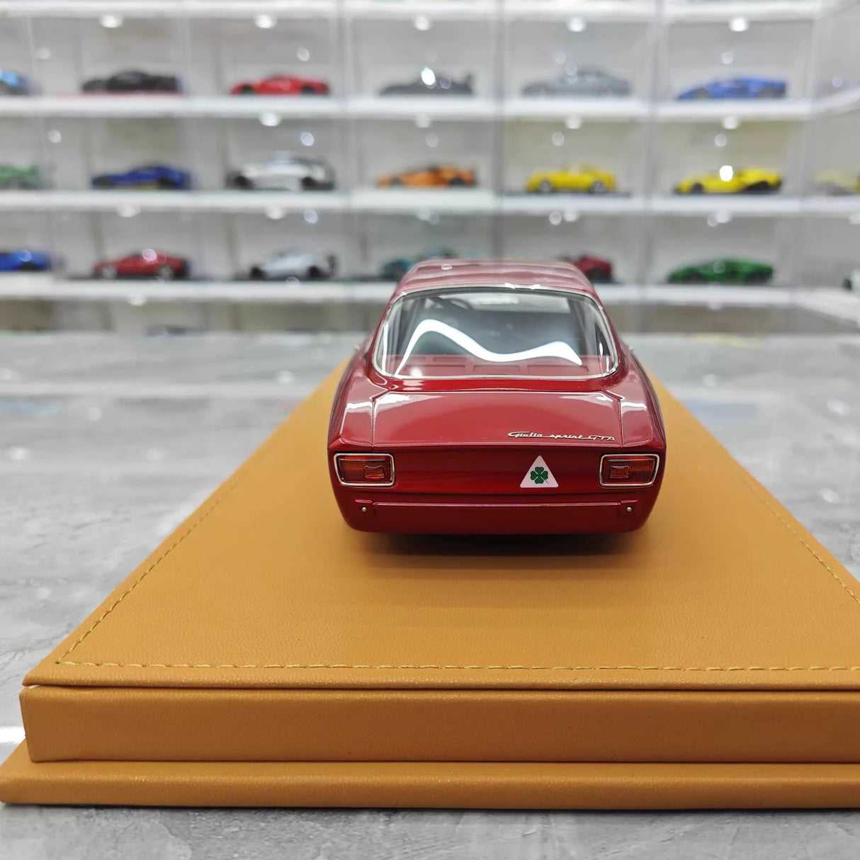 DMH Modelo Alfa Romeo 1965 GTA 1300 Deep Red 1:18 – Resina de Modelo de Resina Colecionável
