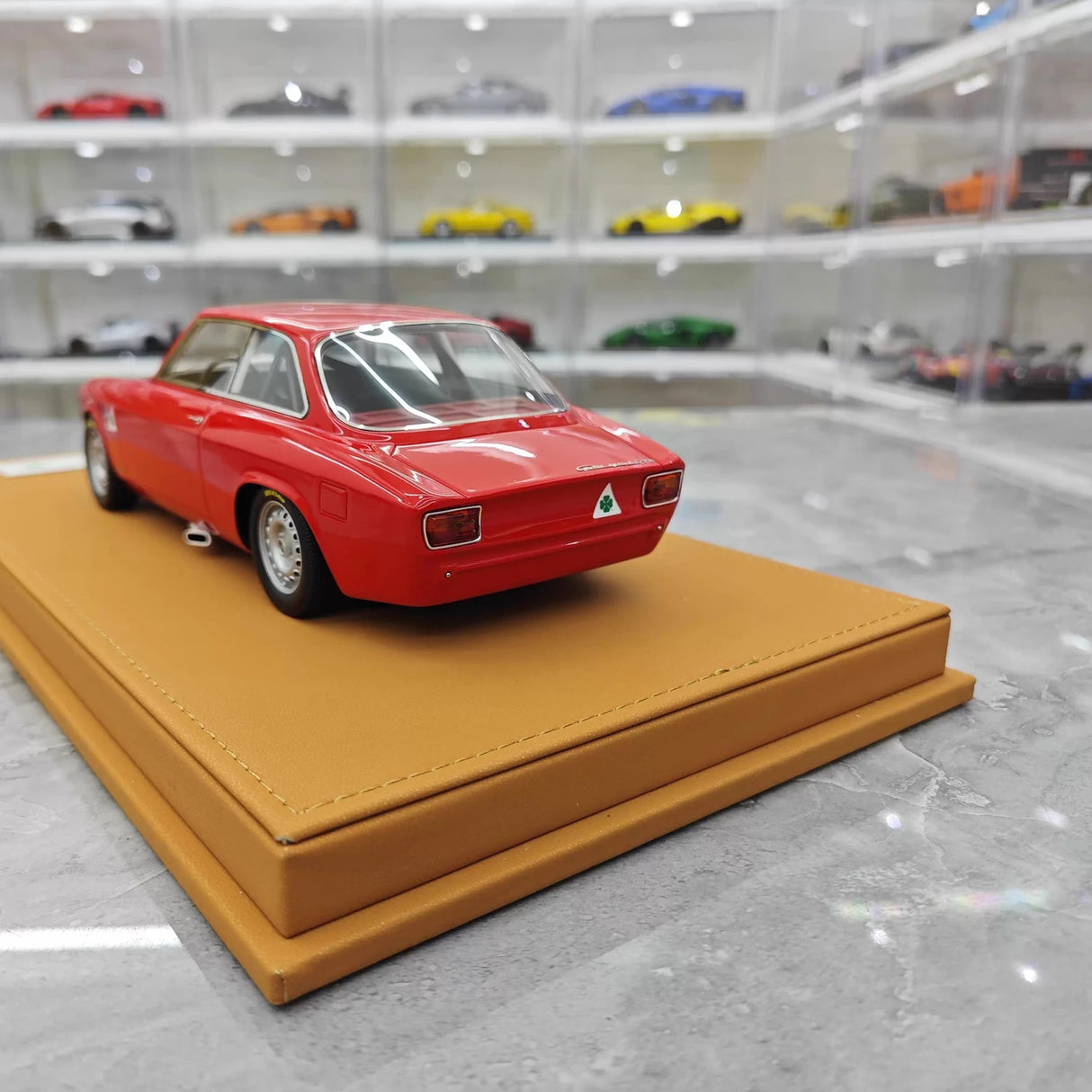 DMH Model Alfa Romeo 1965 GTA 1300 Red 1:18 – Resina de Modelo de Resina de Coleção