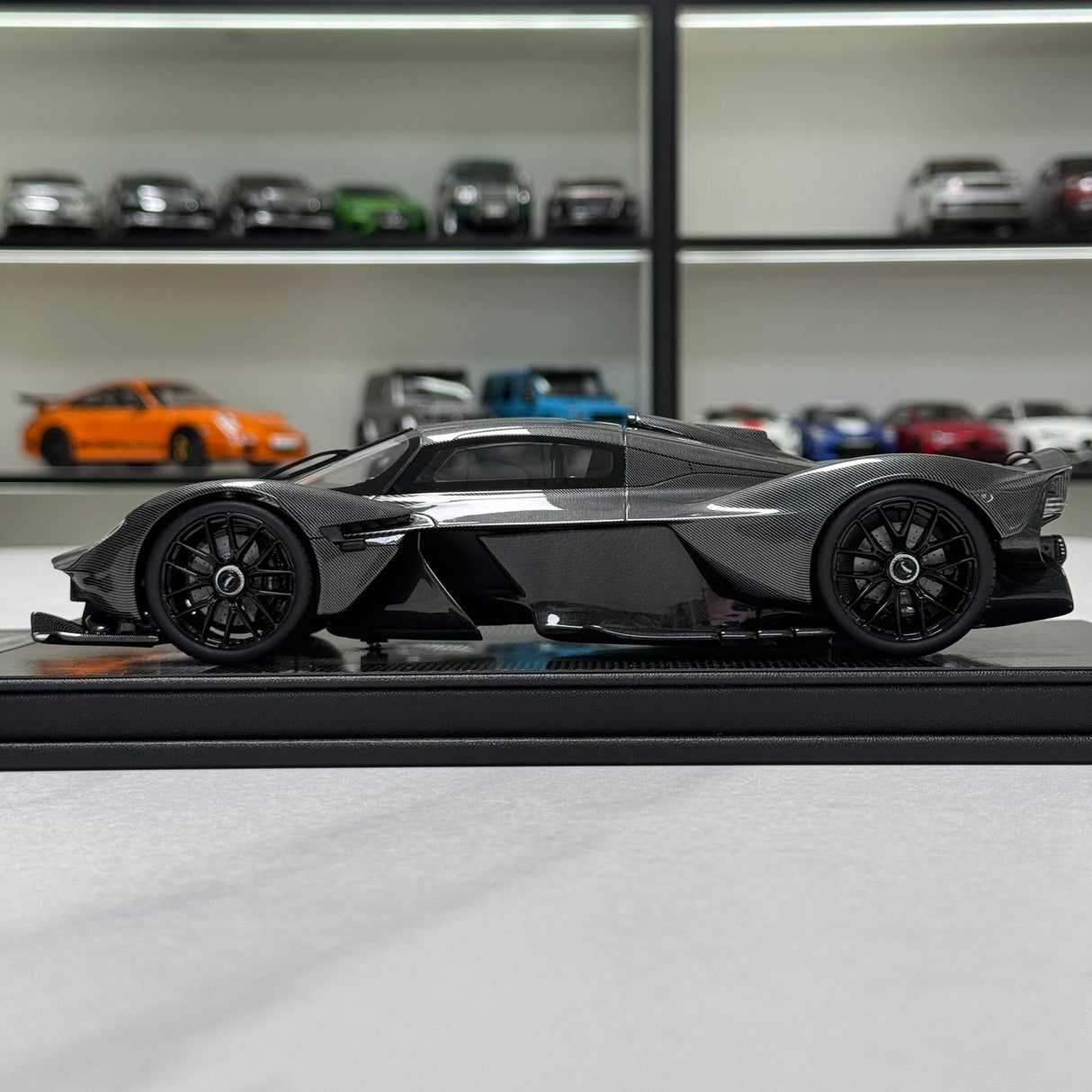 FrontiArt Aston Martin 2021 Valkyrie Carbon 1:18 – Collectible Resin Model Resin
