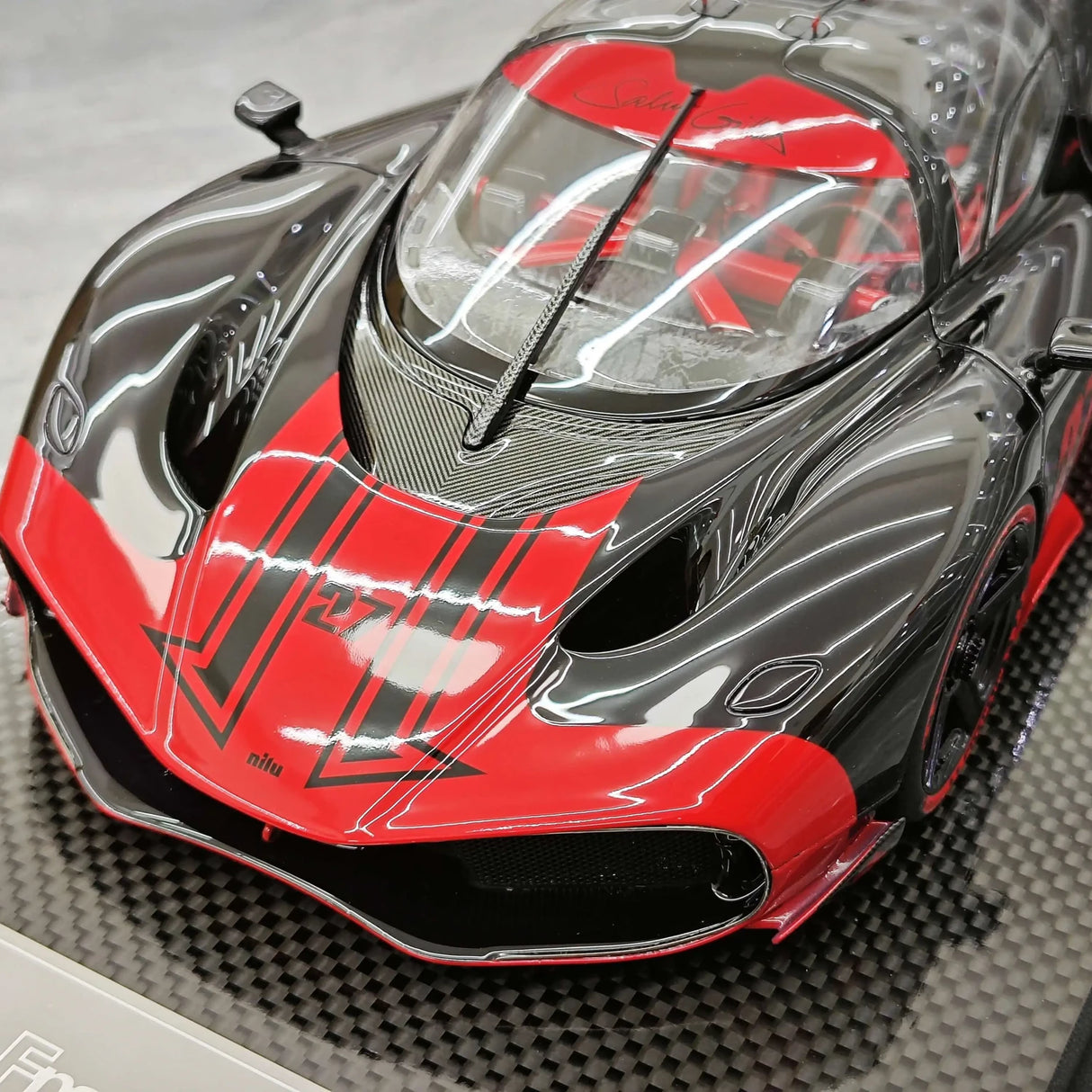 Nilu27 2024 NILU Black Red 1:18 resin model car by FrontiArt - view 11
