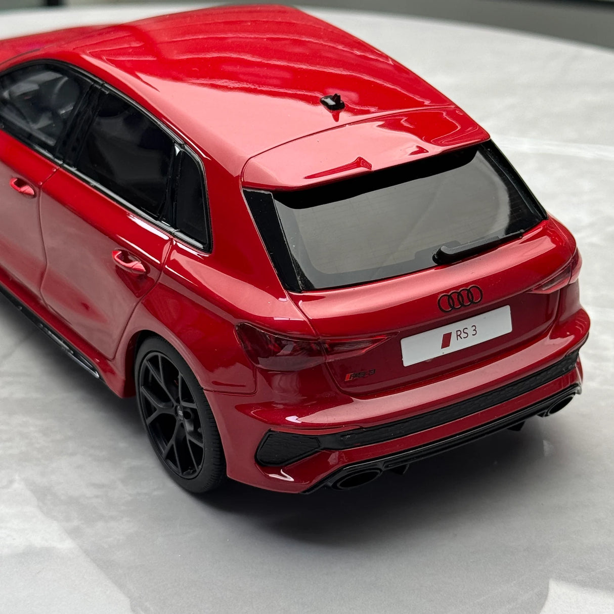 GT Spirit Audi 2021 RS3 Sportback 8Y Tango Red 1:18 – Sammelobjekt-Resin-Modellharz