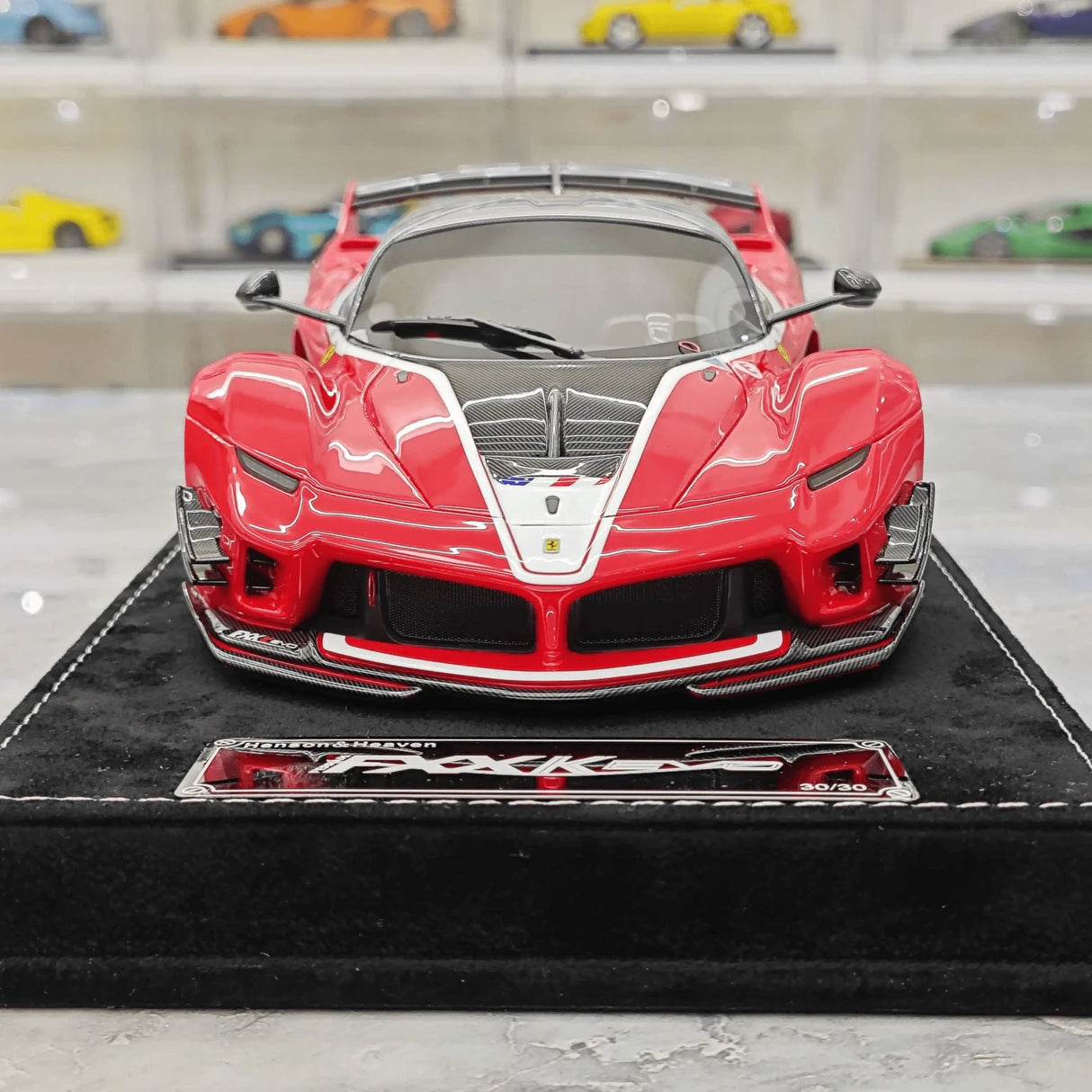 Henson & Heaven Ferrari 2017 FXX-K Evo Metallic Red Carbon Racing Livery 1:18 – Sammelobjekt-Resin-Modellharz
