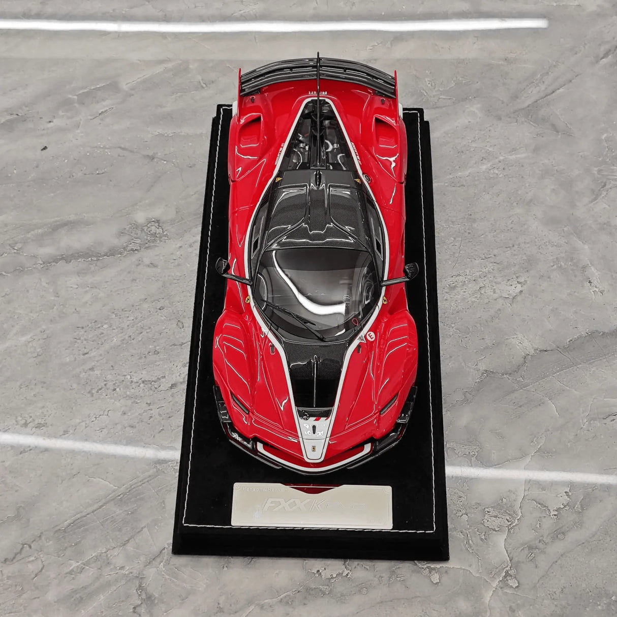 Henson & Heaven Ferrari 2017 FXX-K Evo Metallic Red Carbon Racing Livery 1:18 – Sammelobjekt-Resin-Modellharz