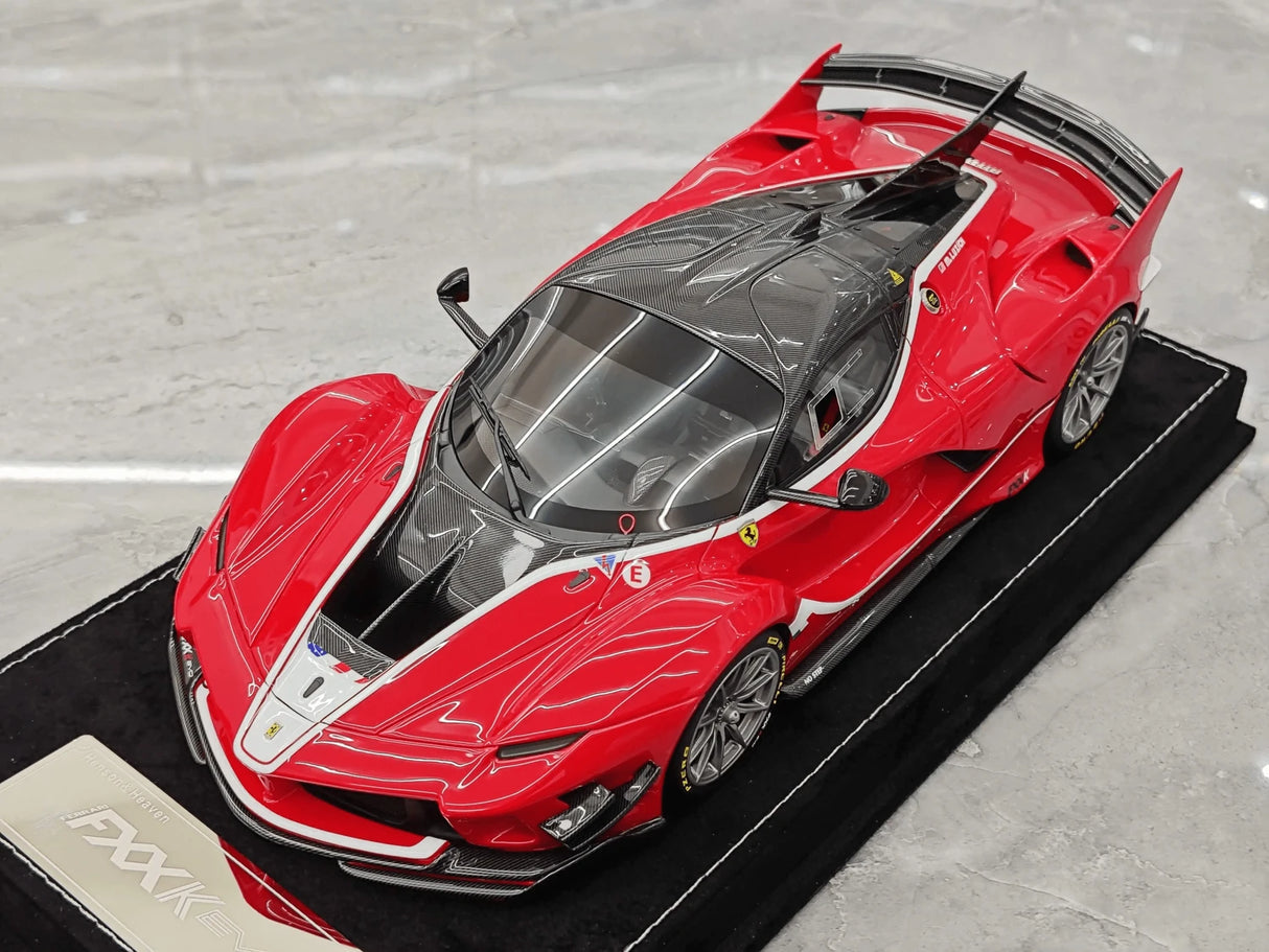 Henson & Heaven Ferrari 2017 FXX-K Evo Metallic Red Carbon Racing Livery 1:18 – Sammelobjekt-Resin-Modellharz