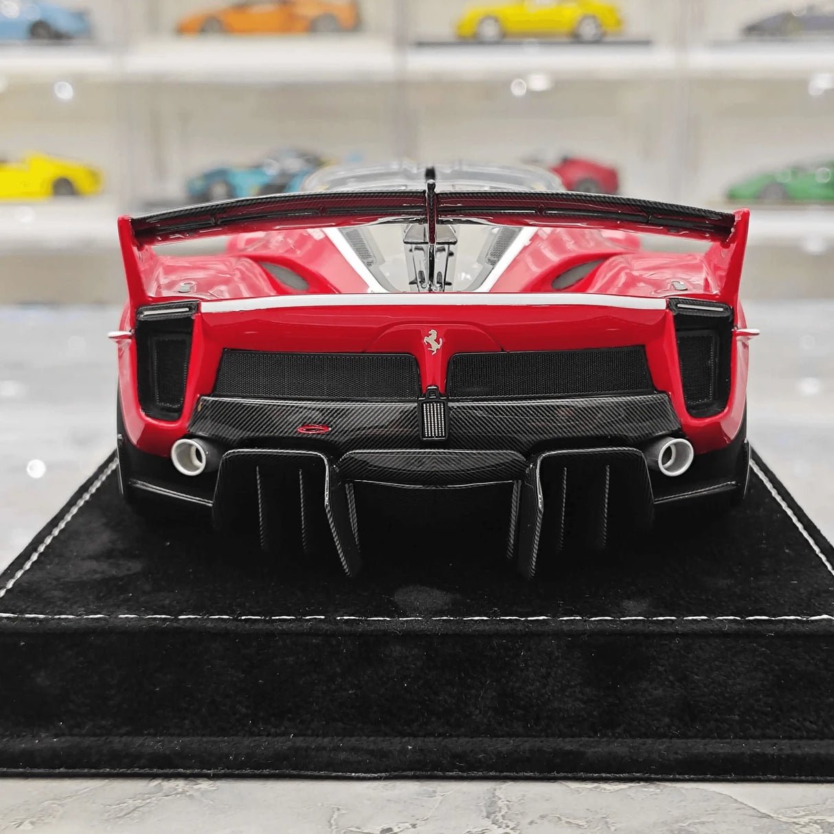 Henson & Heaven Ferrari 2017 FXX-K Evo Metallic Red Carbon Racing Livery 1:18 – Sammelobjekt-Resin-Modellharz