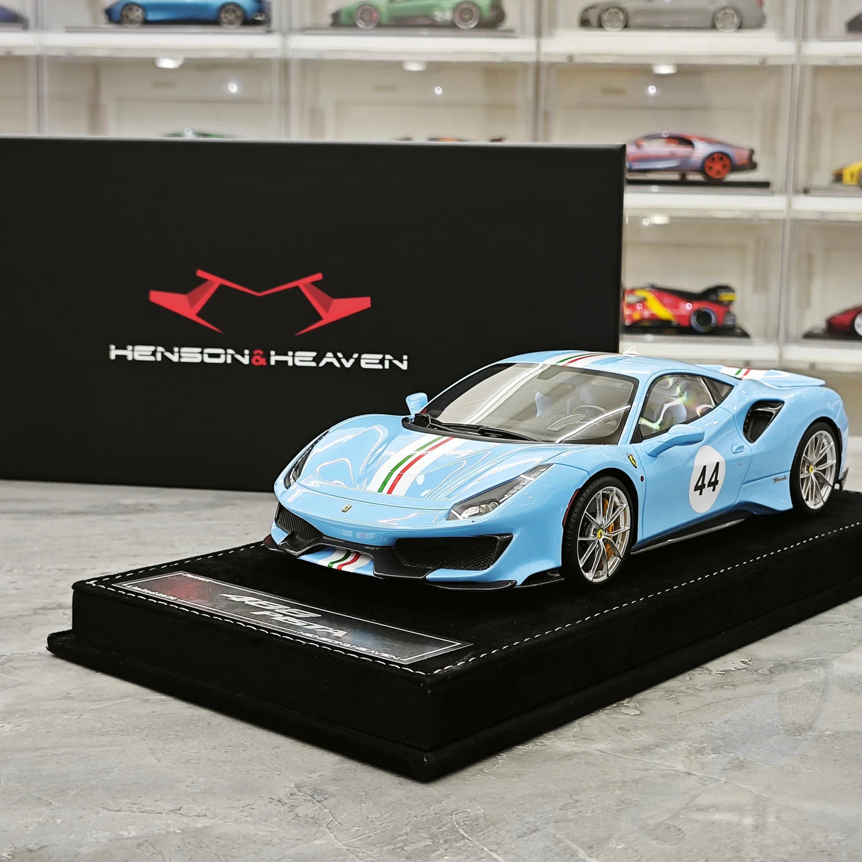 Henson & Heaven Ferrari 2018 488 Pista Azzurro La Plata 1:18 – Sammelobjekt-Resin-Modellharz