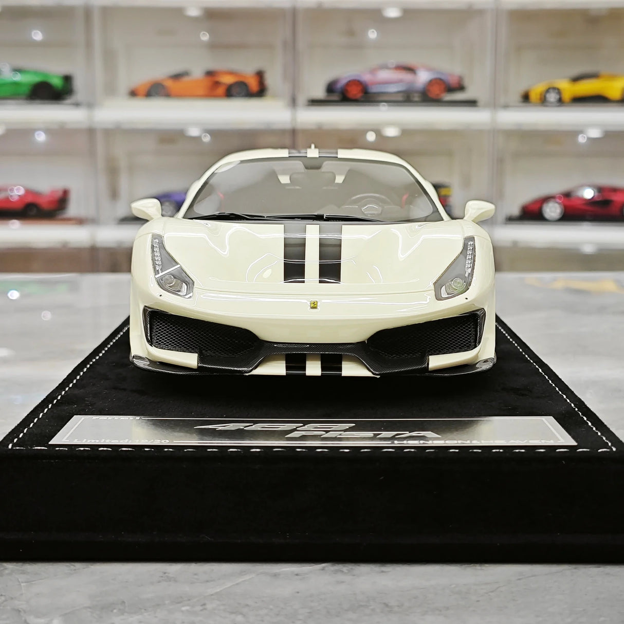 Henson & Heaven Ferrari 2018 488 Pista Off-White 1:18 – Sammelobjekt-Resin-Modellharz