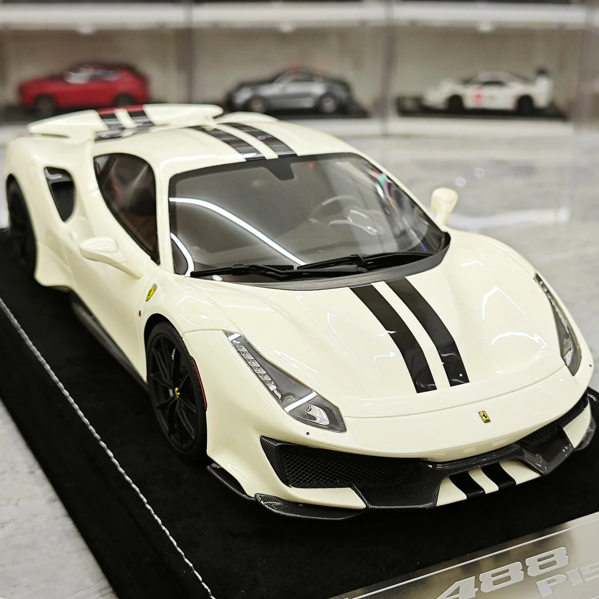 Henson & Heaven Ferrari 2018 488 Pista Off-White 1:18 – Sammelobjekt-Resin-Modellharz