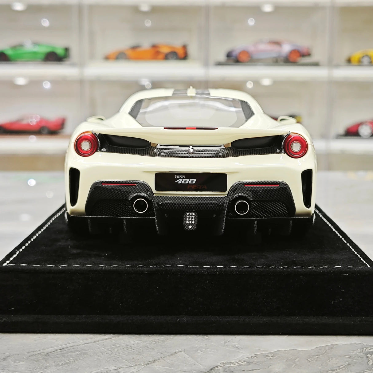 Henson & Heaven Ferrari 2018 488 Pista Off-White 1:18 – Sammelobjekt-Resin-Modellharz