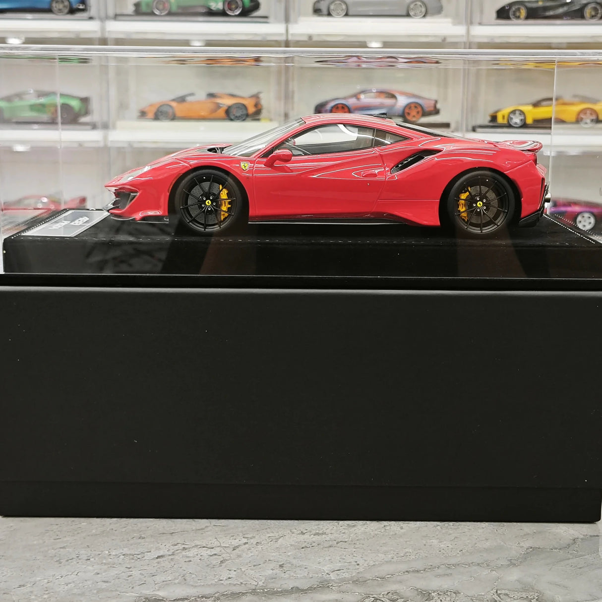 Henson & Heaven Ferrari 2018 488 Pista Rosso Corsa 1:18 – samlarresinmodellresin