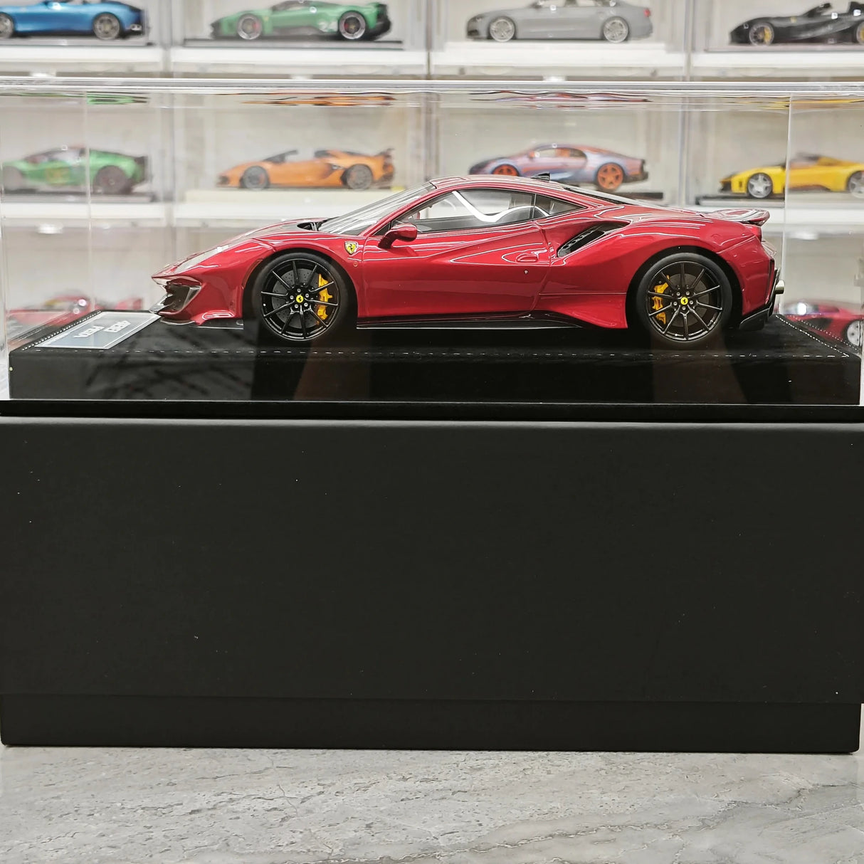 Henson & Heaven Ferrari 2018 488 Pista Rosso Vulcano 1:18 – Sammelobjekt-Resin-Modellharz