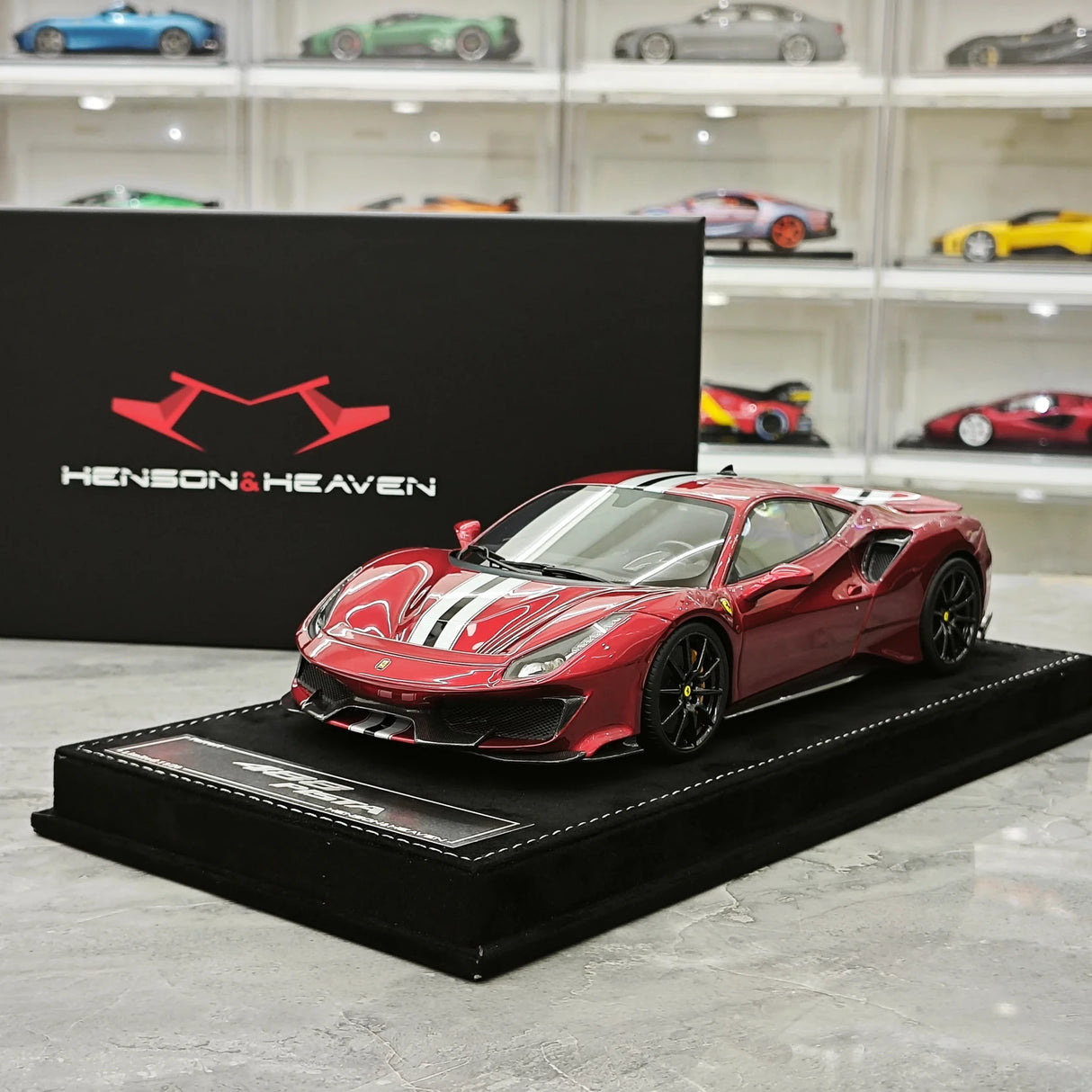 Henson & Heaven Ferrari 2018 488 Pista Rosso Vulcano 1:18 – Sammelobjekt-Resin-Modellharz