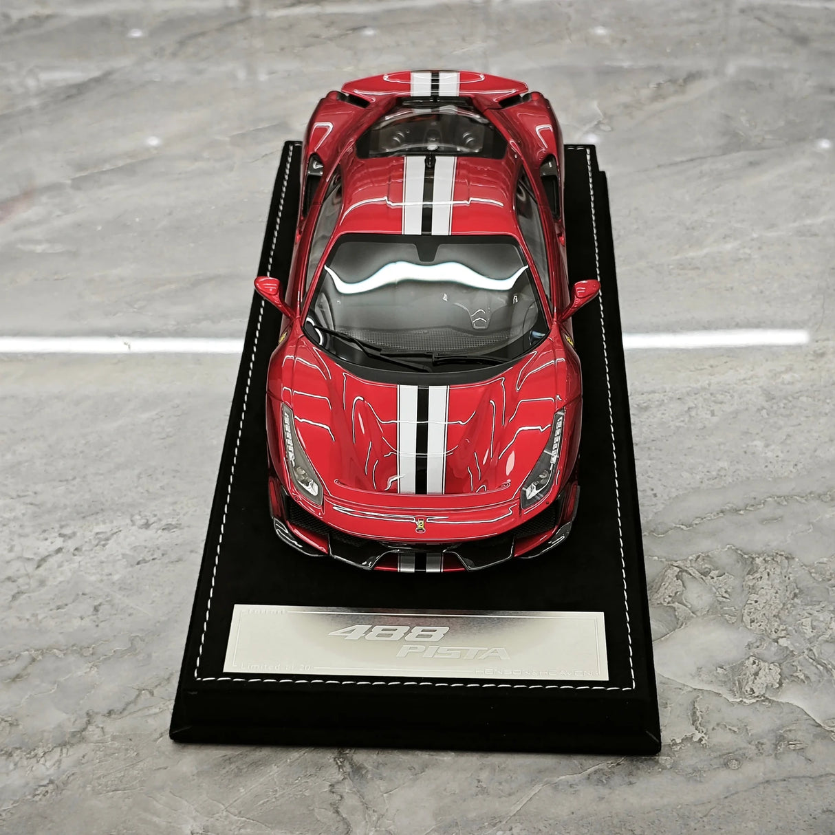 Henson & Heaven Ferrari 2018 488 Pista Rosso Vulcano 1:18 – Sammelobjekt-Resin-Modellharz