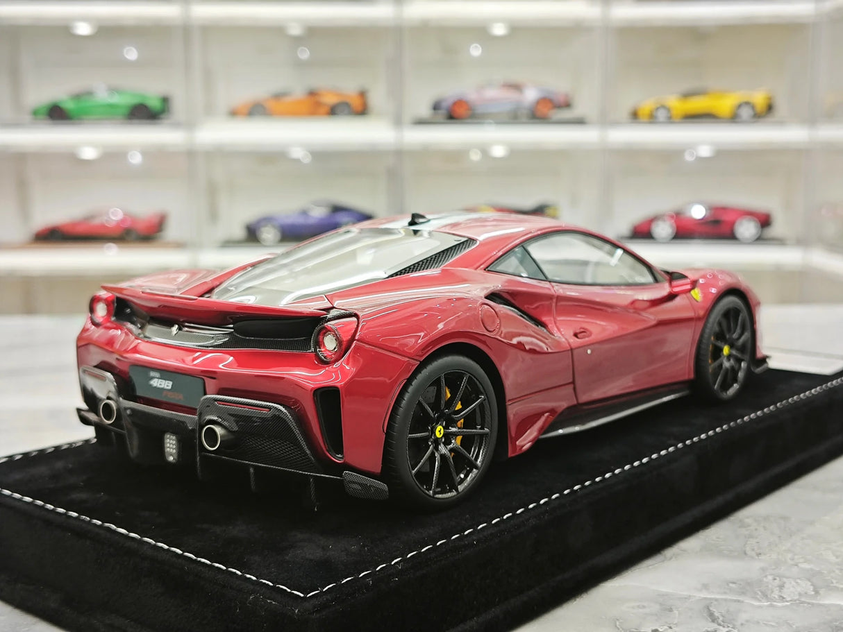 Henson & Heaven Ferrari 2018 488 Pista Rosso Vulcano 1:18 – Sammelobjekt-Resin-Modellharz