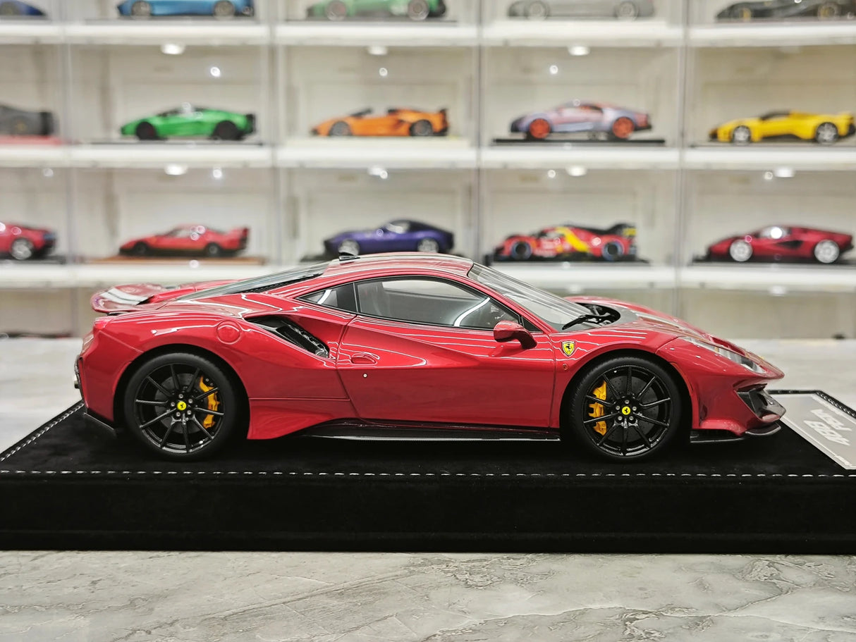 Henson & Heaven Ferrari 2018 488 Pista Rosso Vulcano 1:18 – Sammelobjekt-Resin-Modellharz