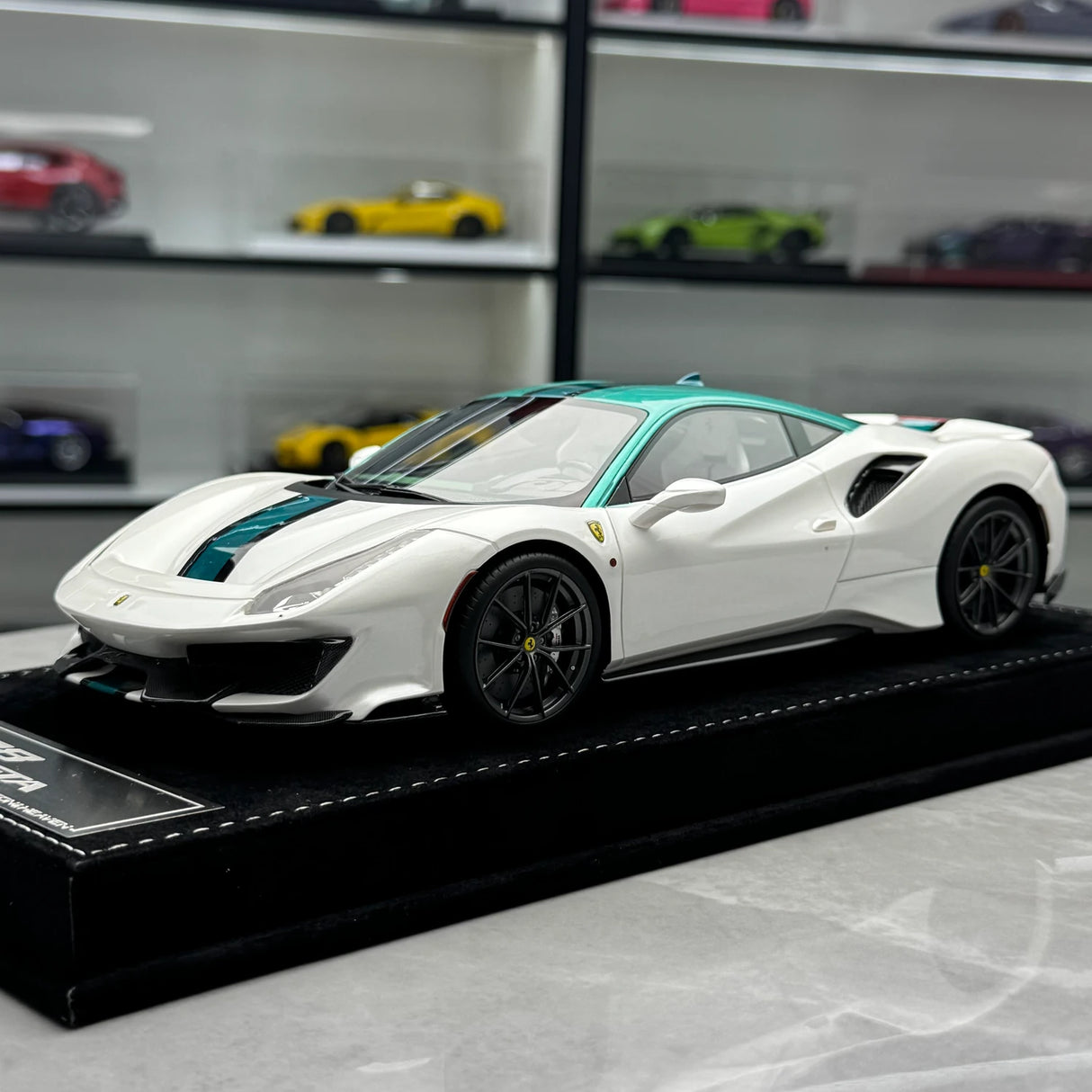 Henson & Heaven Ferrari 2018 488 피스타 화이트 그린 1:18 – 수집용 레진 모델 레진