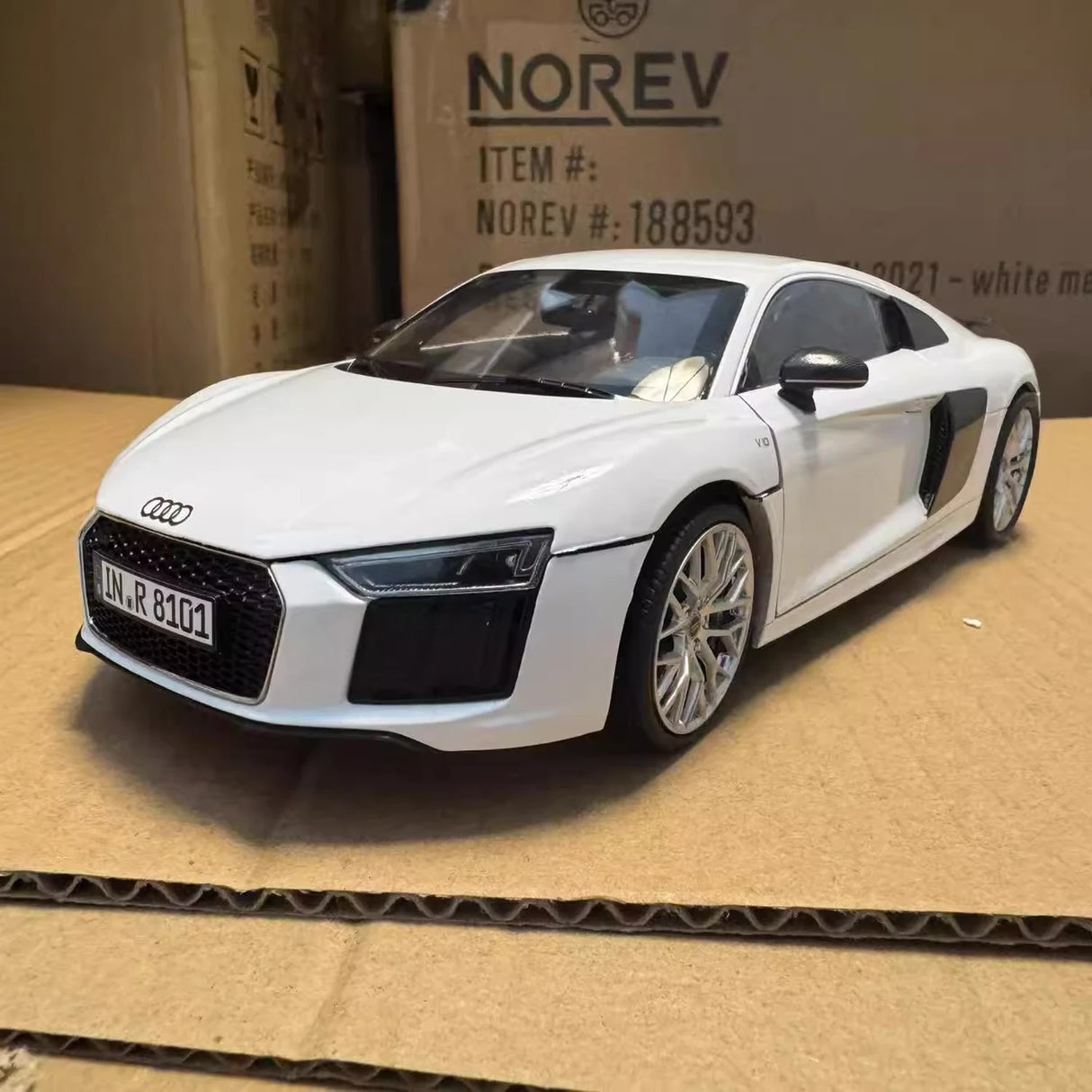 iScale Audi 2015 R8 V10 Plus Coupe wit 1:18 – diecast verzamelmodel