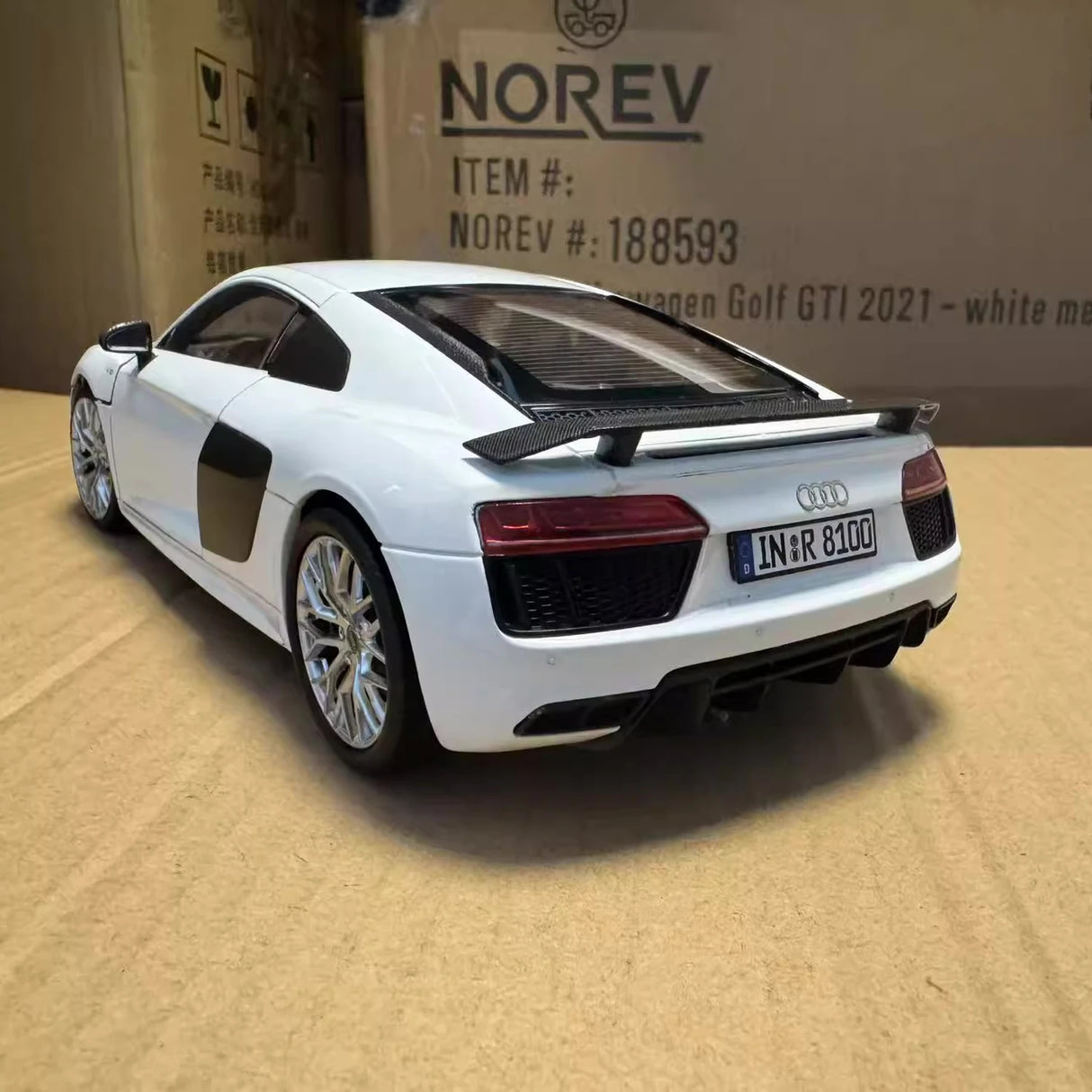 iScale Audi 2015 R8 V10 Plus Coupe wit 1:18 – diecast verzamelmodel