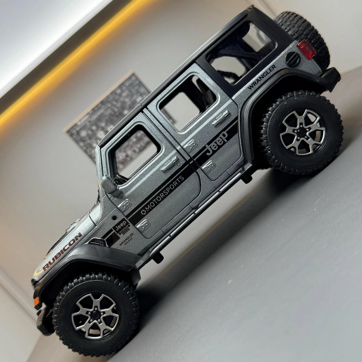 Jeep 2018 Wrangler Rubicon grijs 1:24 – diecast displaymodel