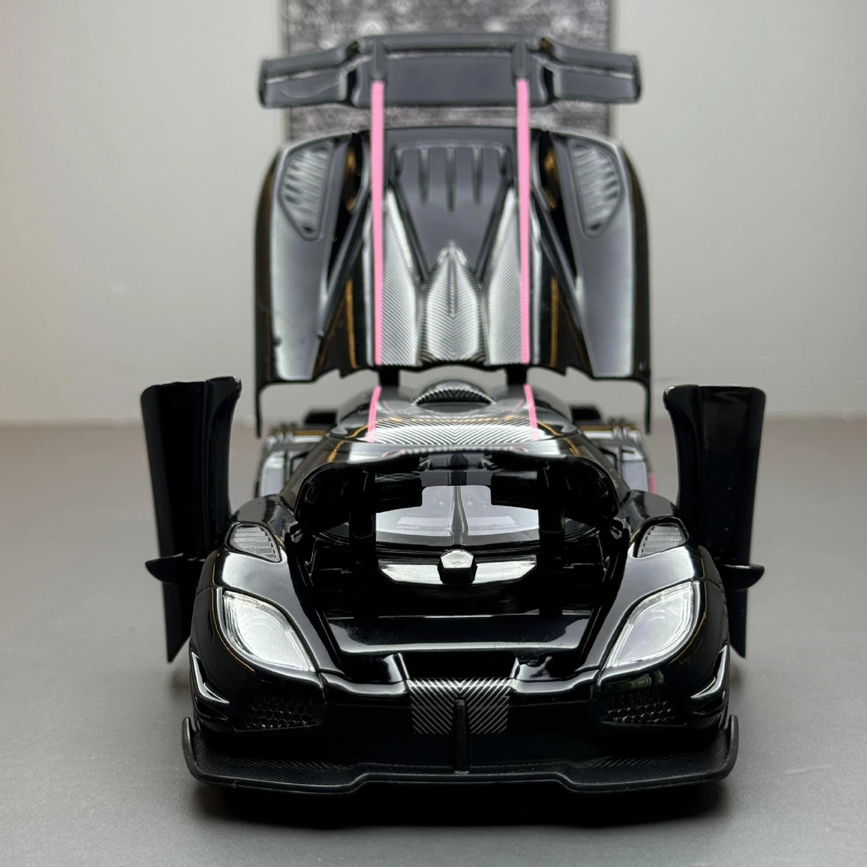 Koenigsegg 2014 One1 svart 1:32 – pressgjuten visningsmodell