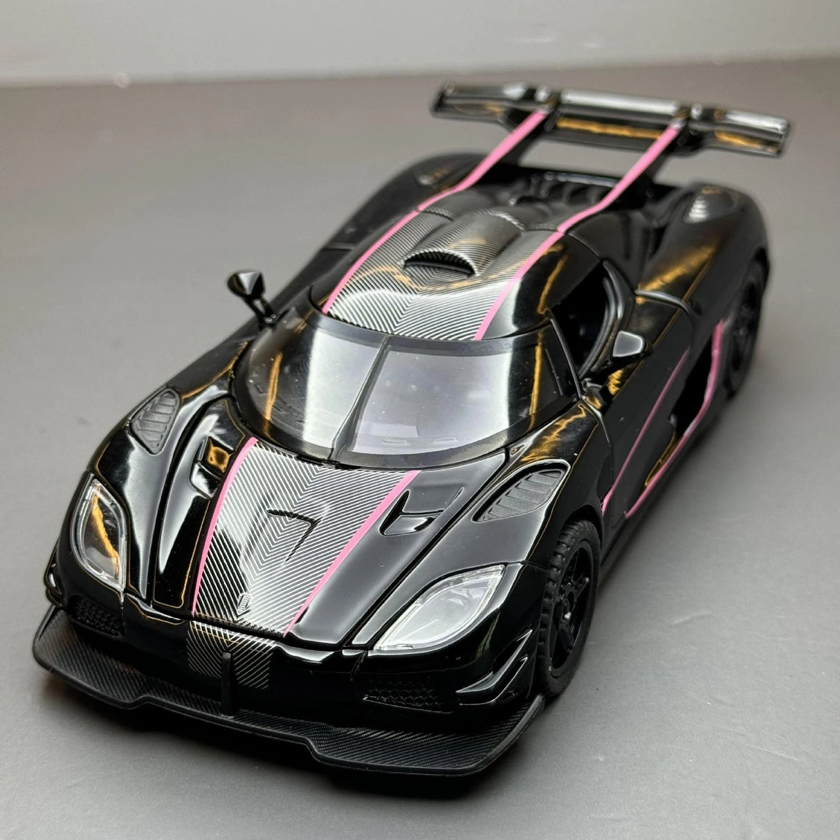 Koenigsegg 2014 One1 svart 1:32 – pressgjuten visningsmodell