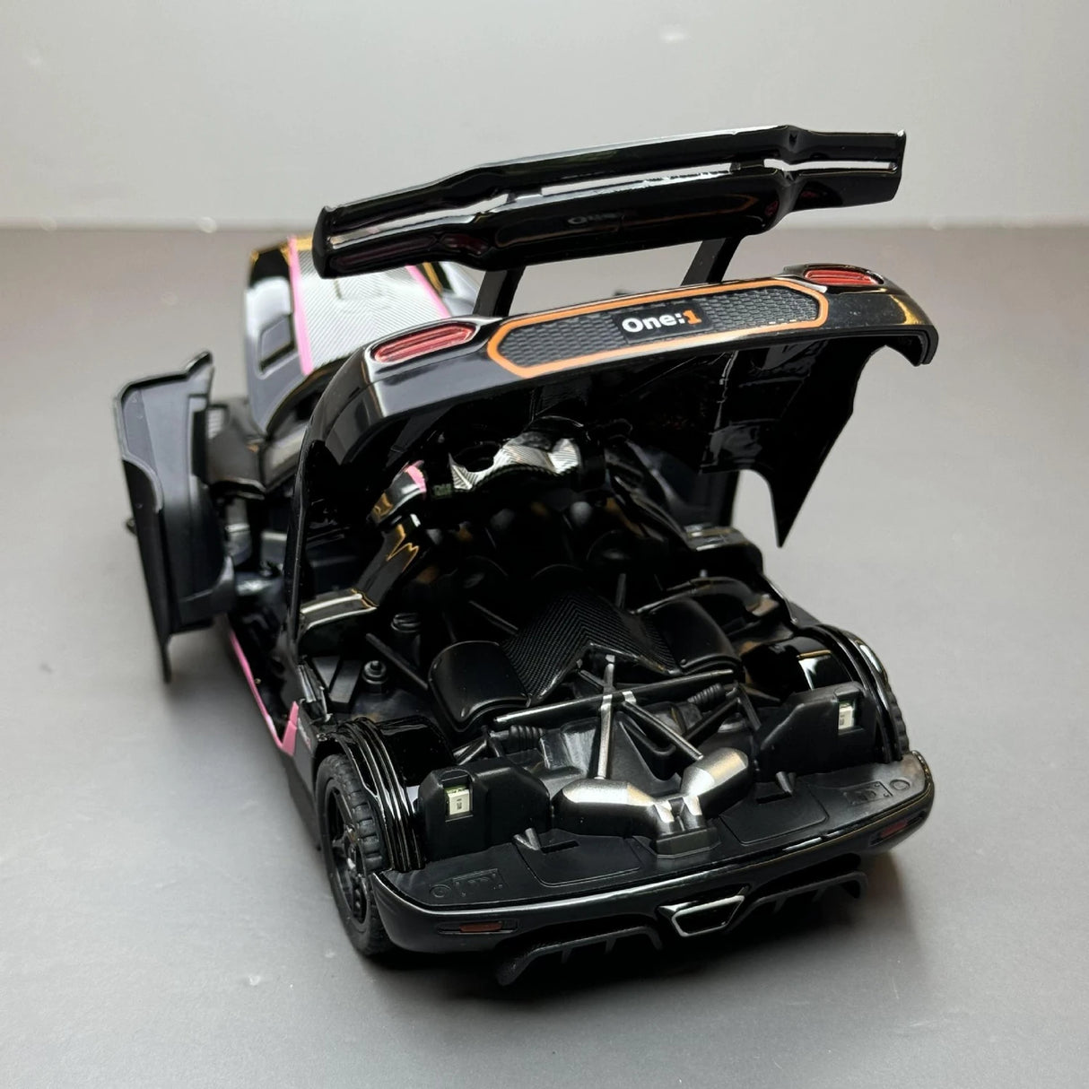 Koenigsegg 2014 One1 svart 1:32 – pressgjuten visningsmodell