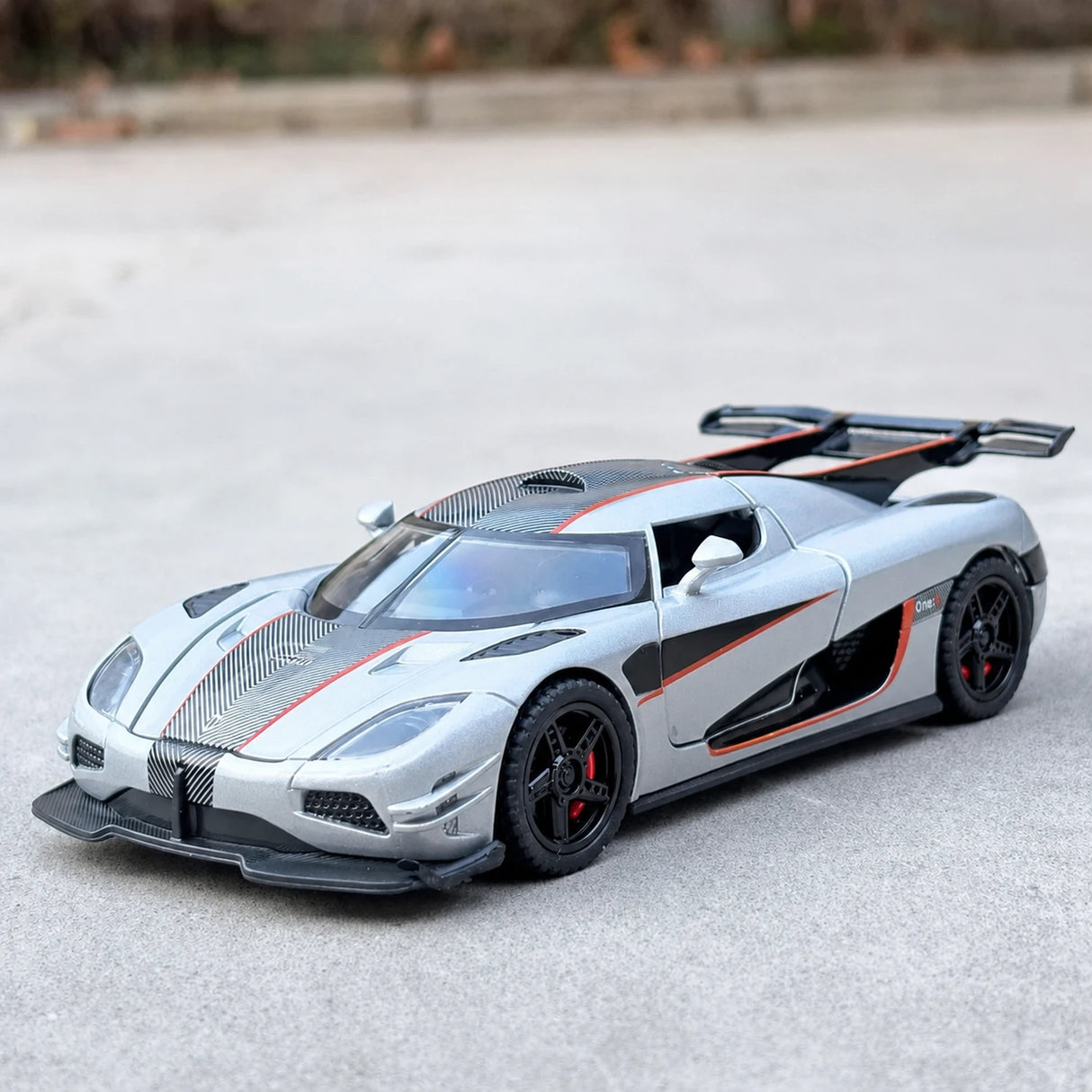 Koenigsegg 2014 One1 silver 1:32 – pressgjuten visningsmodell