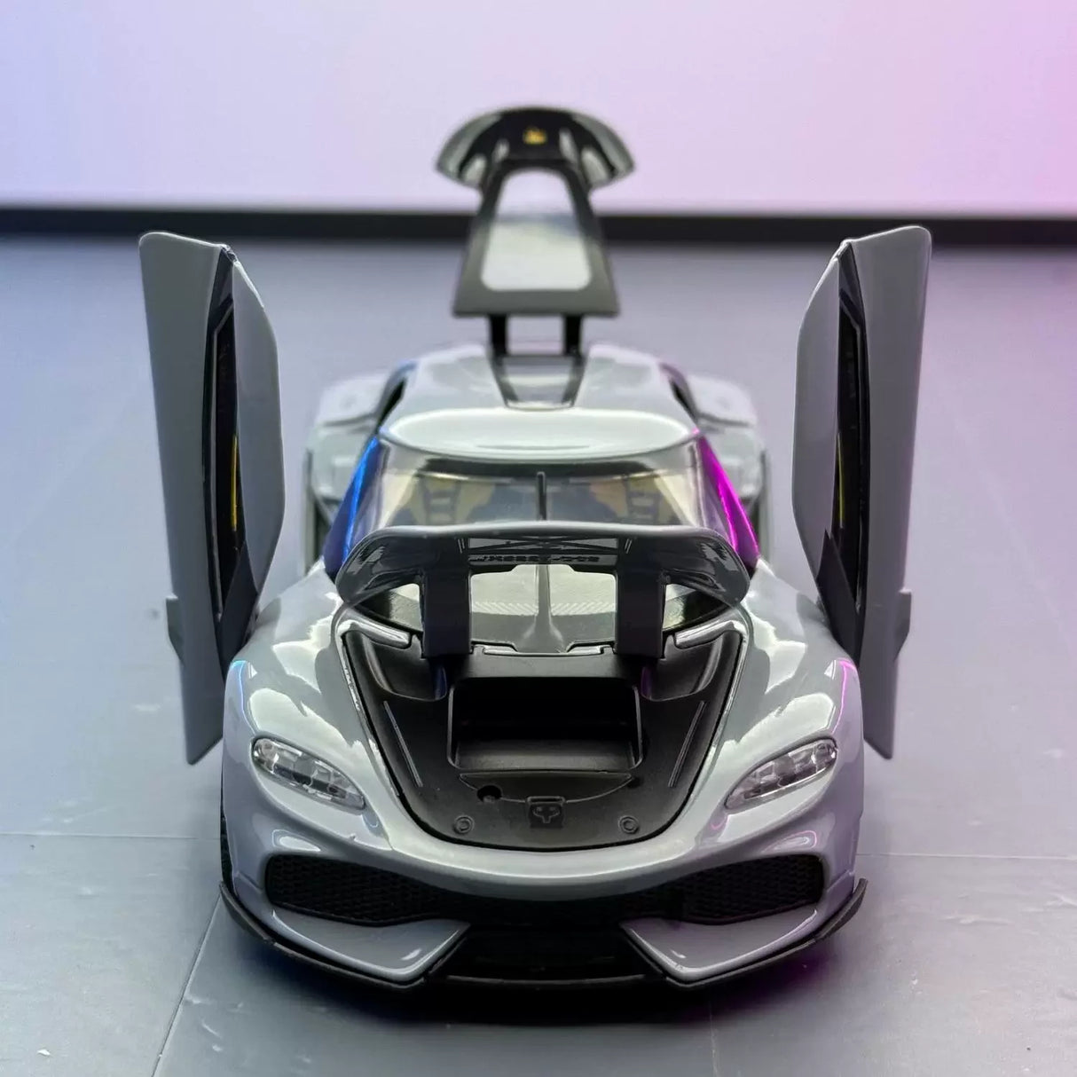 Koenigsegg 2020 Gemera grå 1:32 – pressgjuten visningsmodell