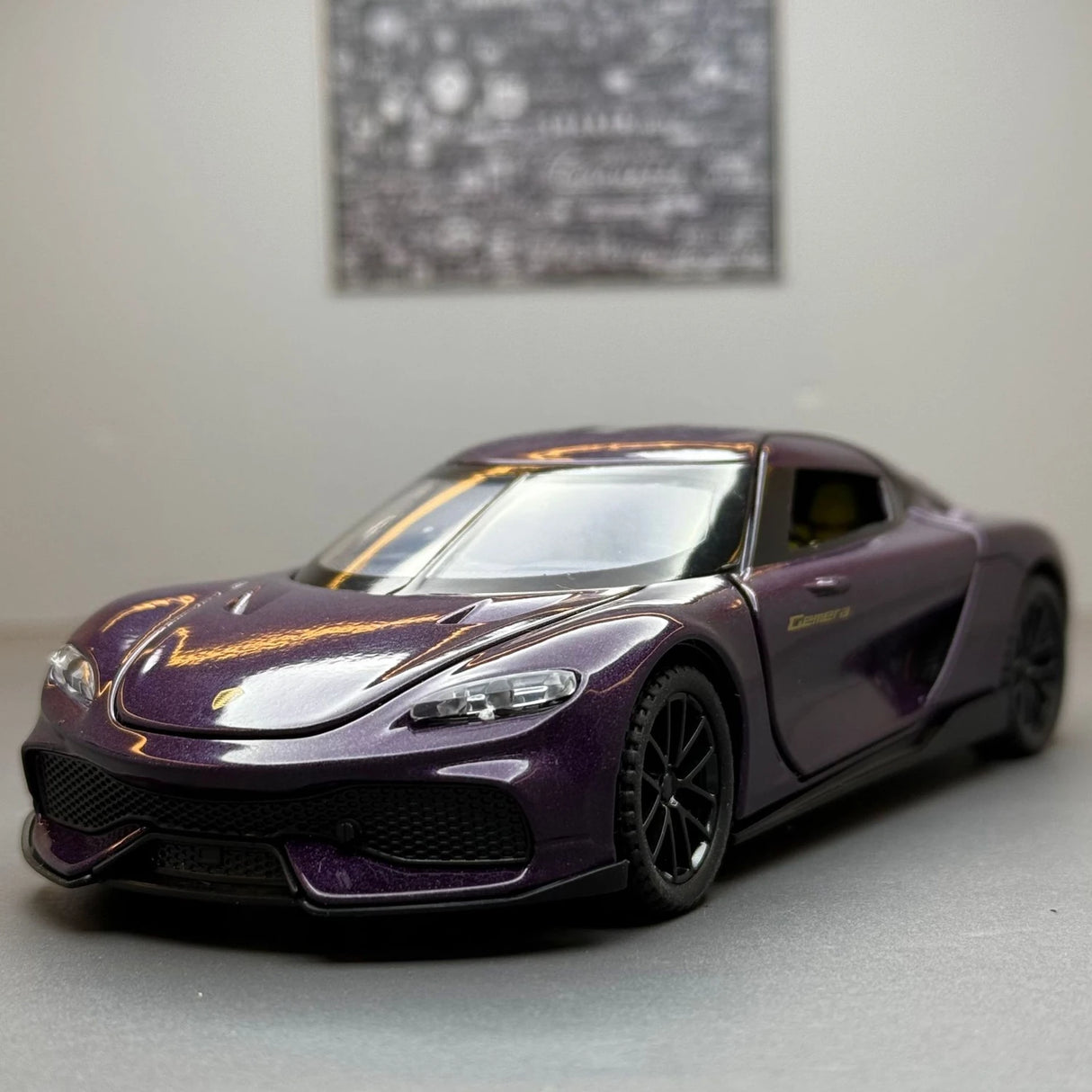 Koenigsegg 2020 Gemera lila 1:32 – pressgjuten visningsmodell