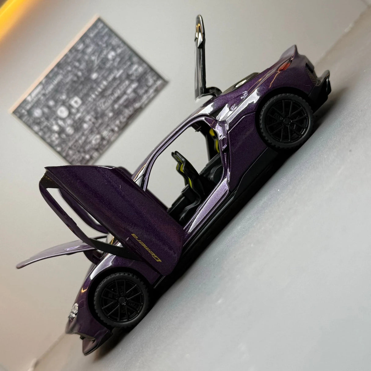 Koenigsegg 2020 Gemera lila 1:32 – pressgjuten visningsmodell