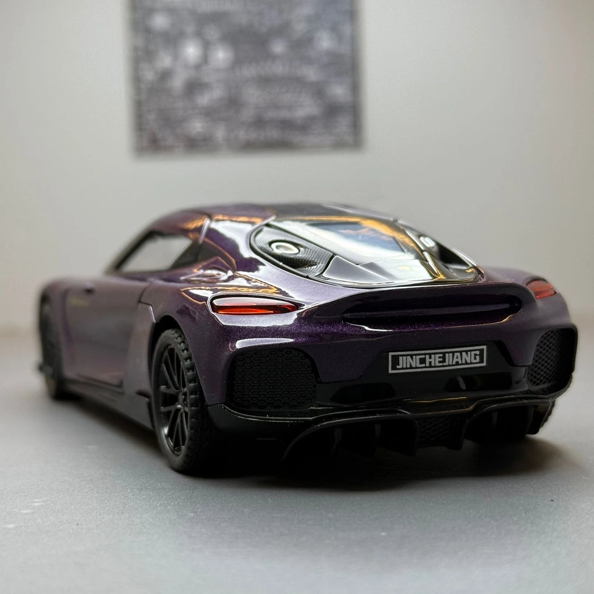 Koenigsegg 2020 Gemera lila 1:32 – pressgjuten visningsmodell