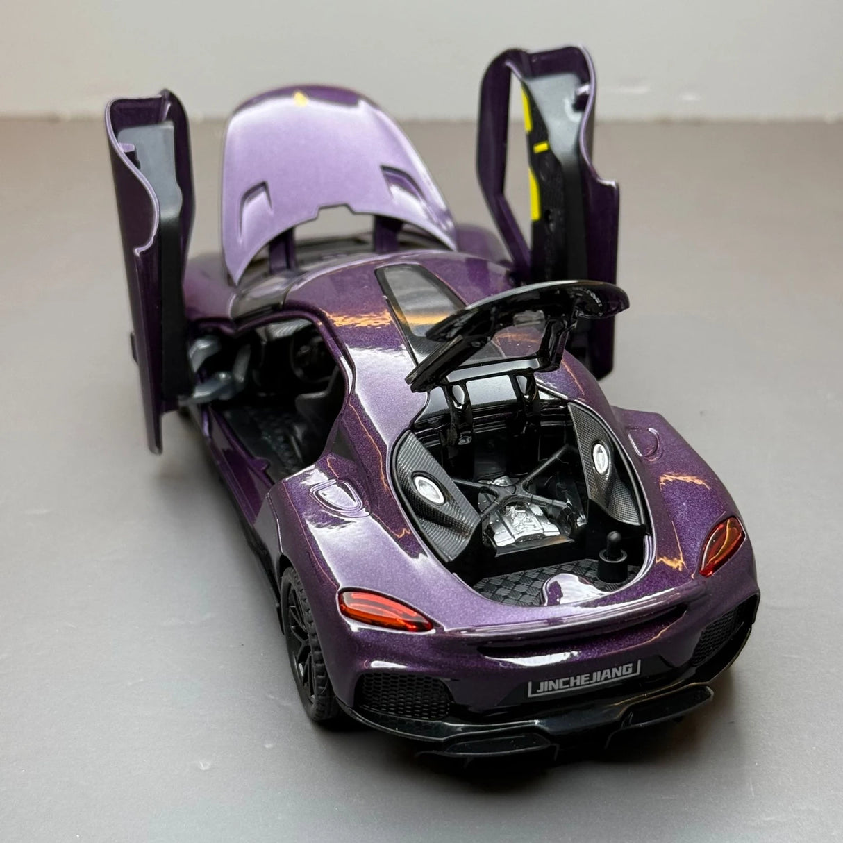 Koenigsegg 2020 Gemera lila 1:32 – pressgjuten visningsmodell