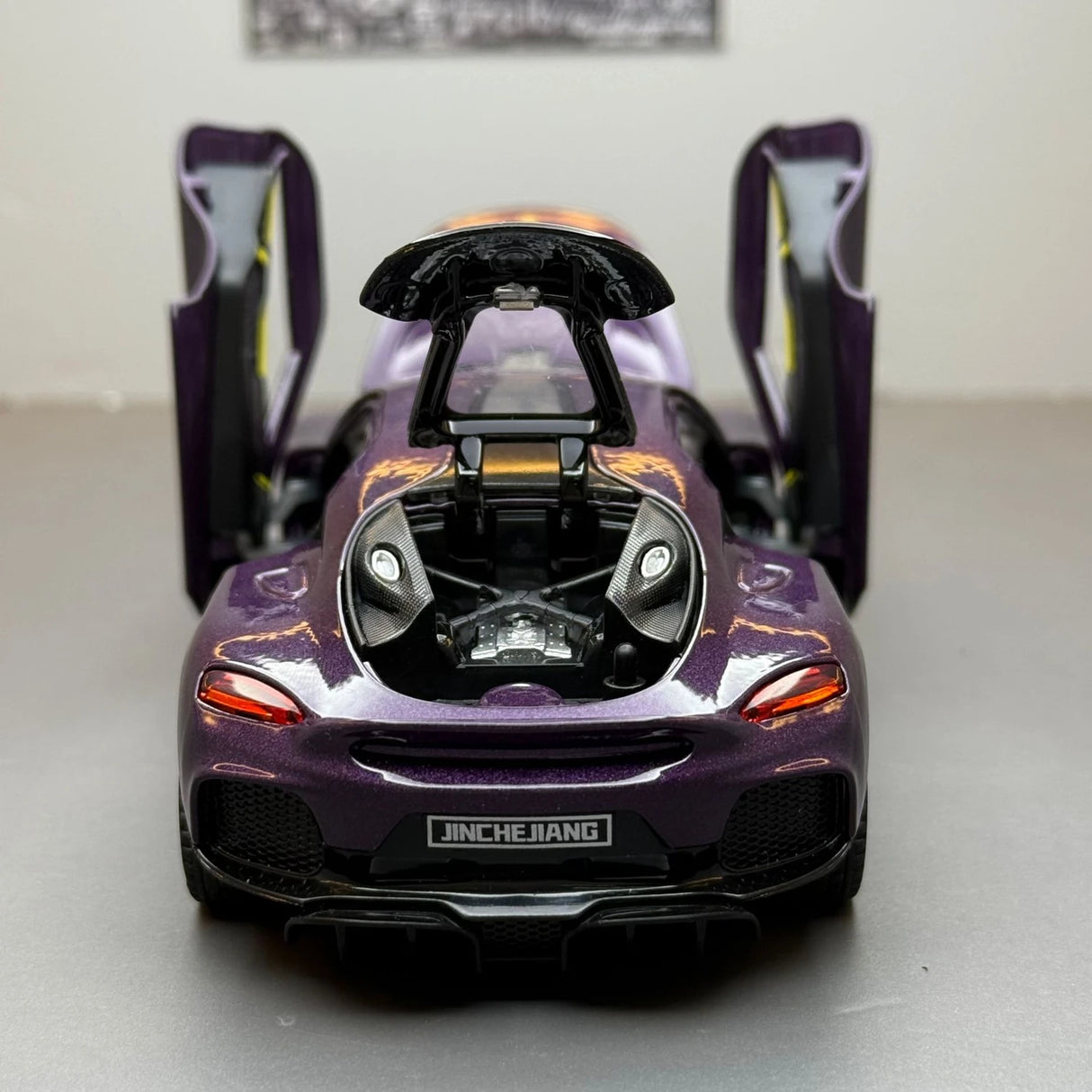 Koenigsegg 2020 Gemera lila 1:32 – pressgjuten visningsmodell