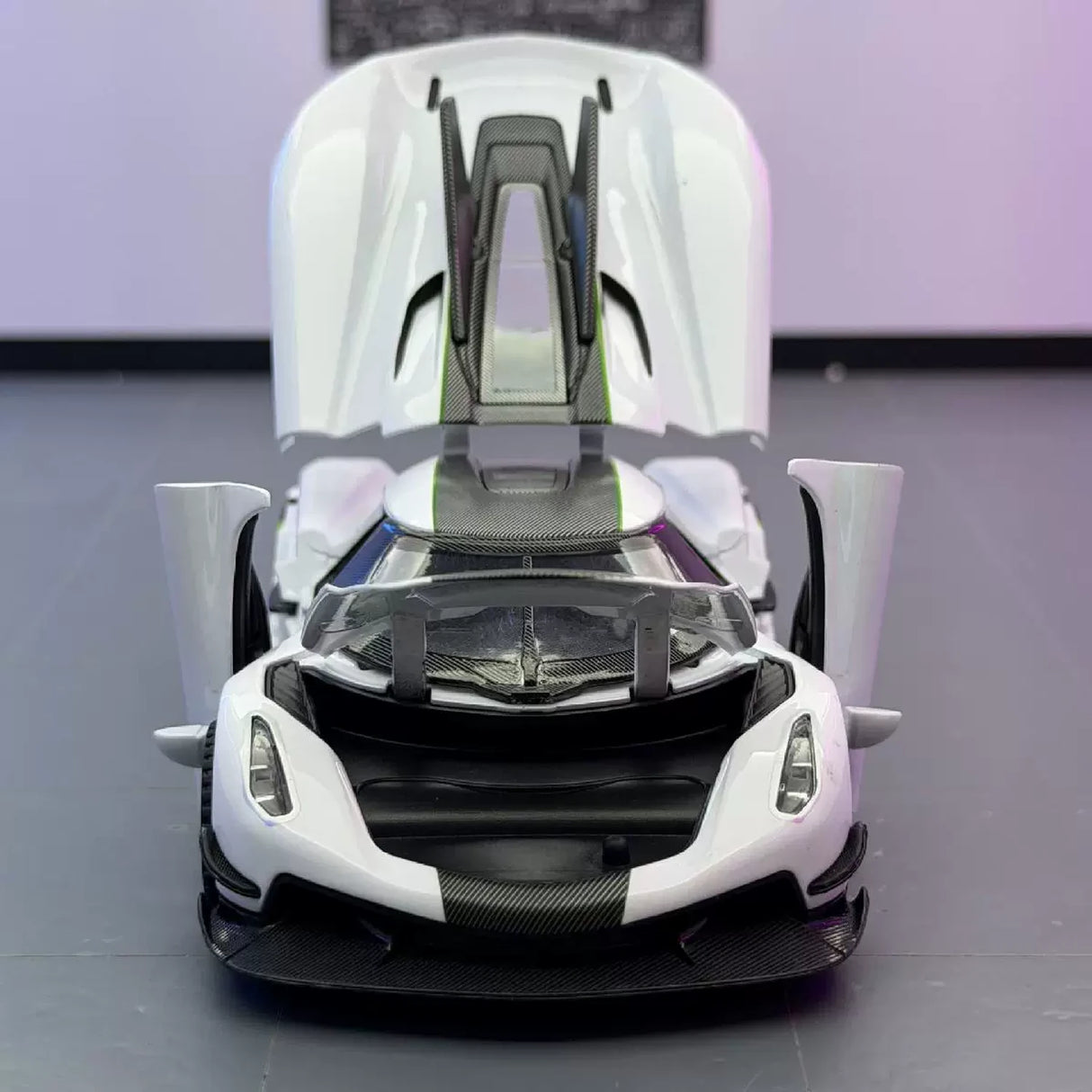 Koenigsegg 2020 Jesko Absolut vit 1:32 – pressgjuten visningsmodell
