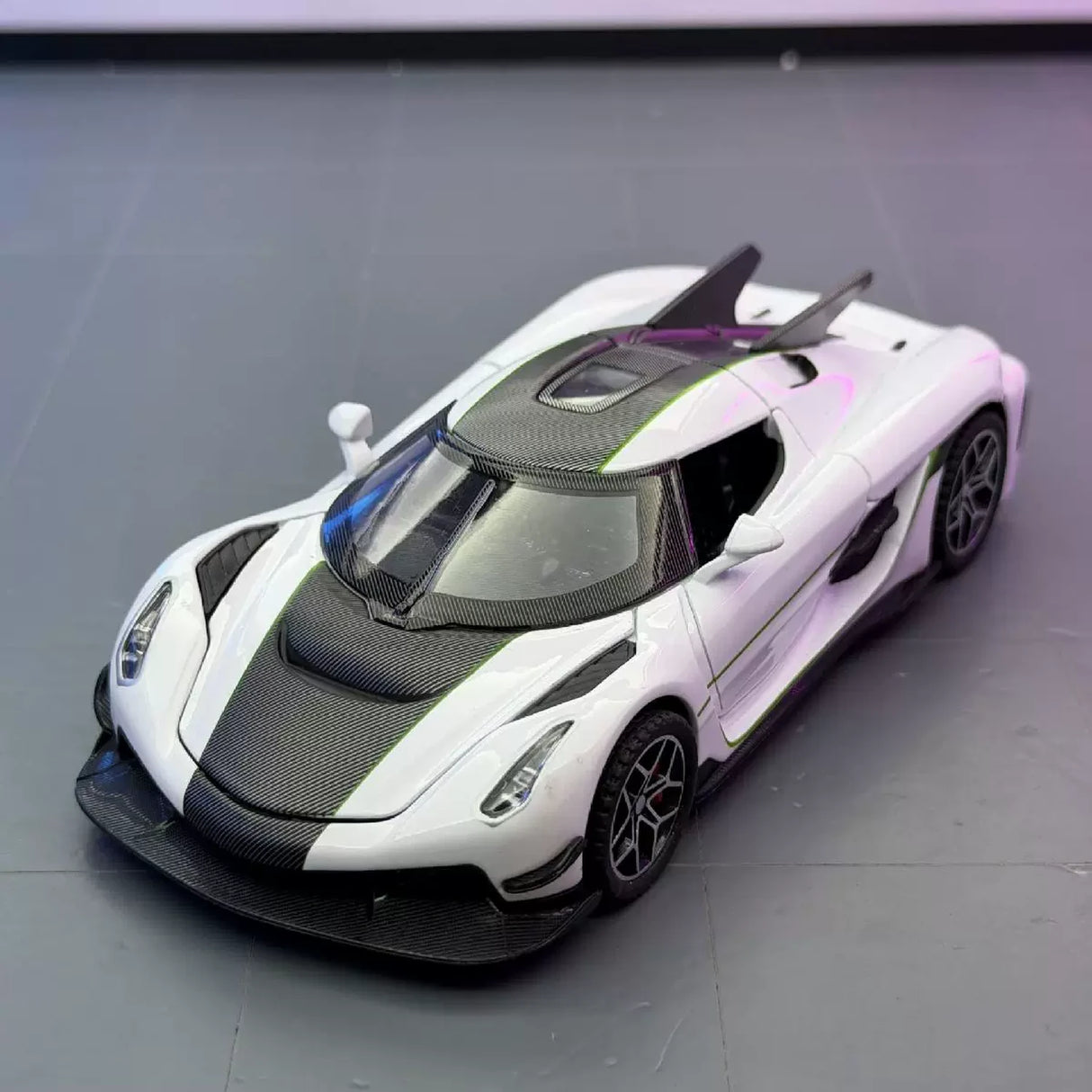 Koenigsegg 2020 Jesko Absolut vit 1:32 – pressgjuten visningsmodell