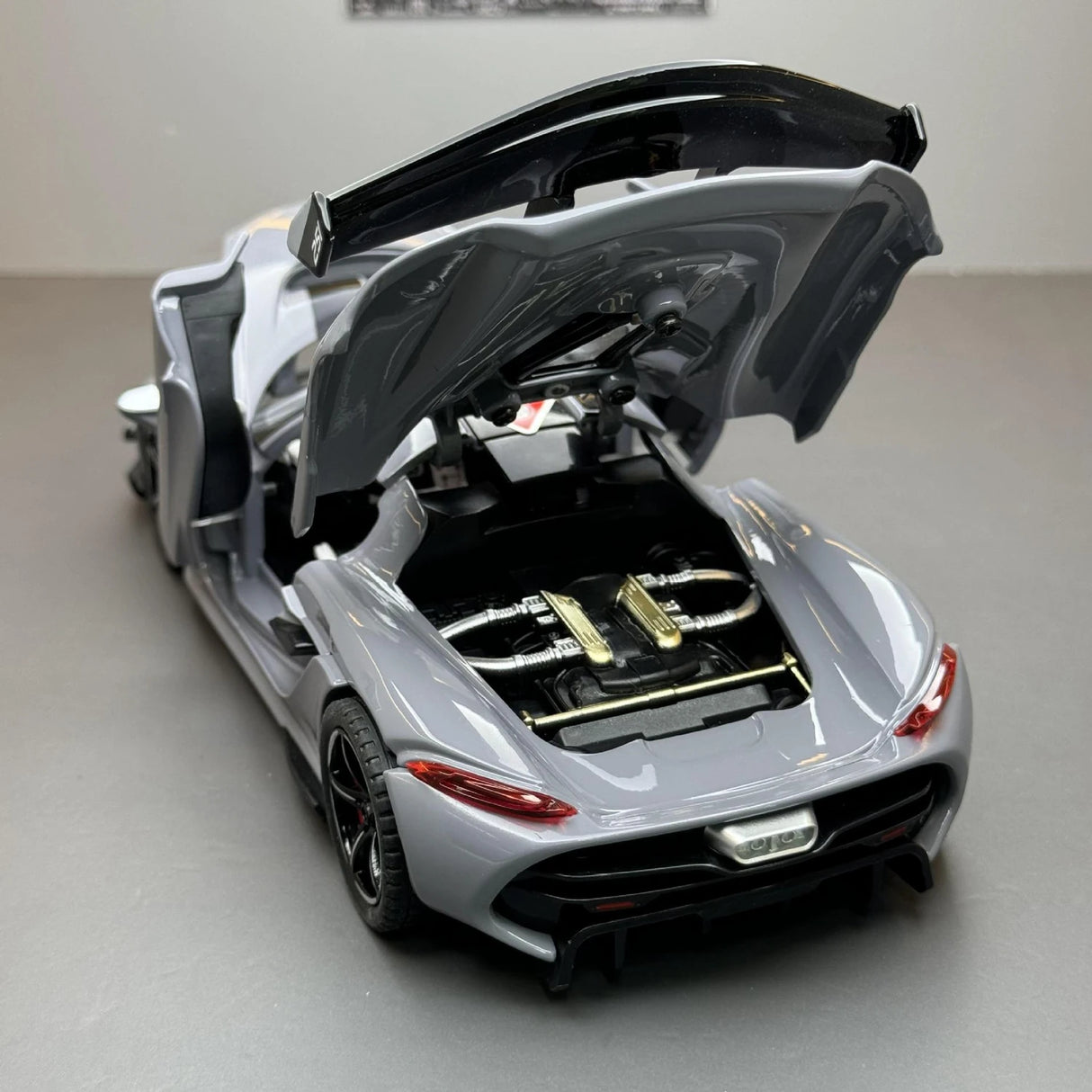 Koenigsegg 2021 Jesko Attack grijs 1:24 – diecast displaymodel