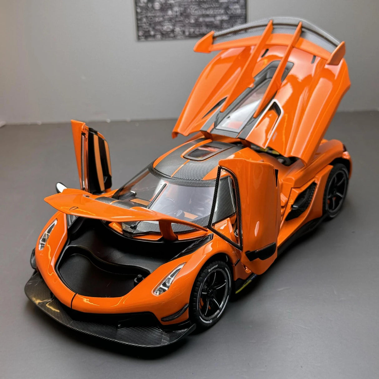 Koenigsegg 2021 Jesko Attack oranje 1:24 – diecast displaymodel