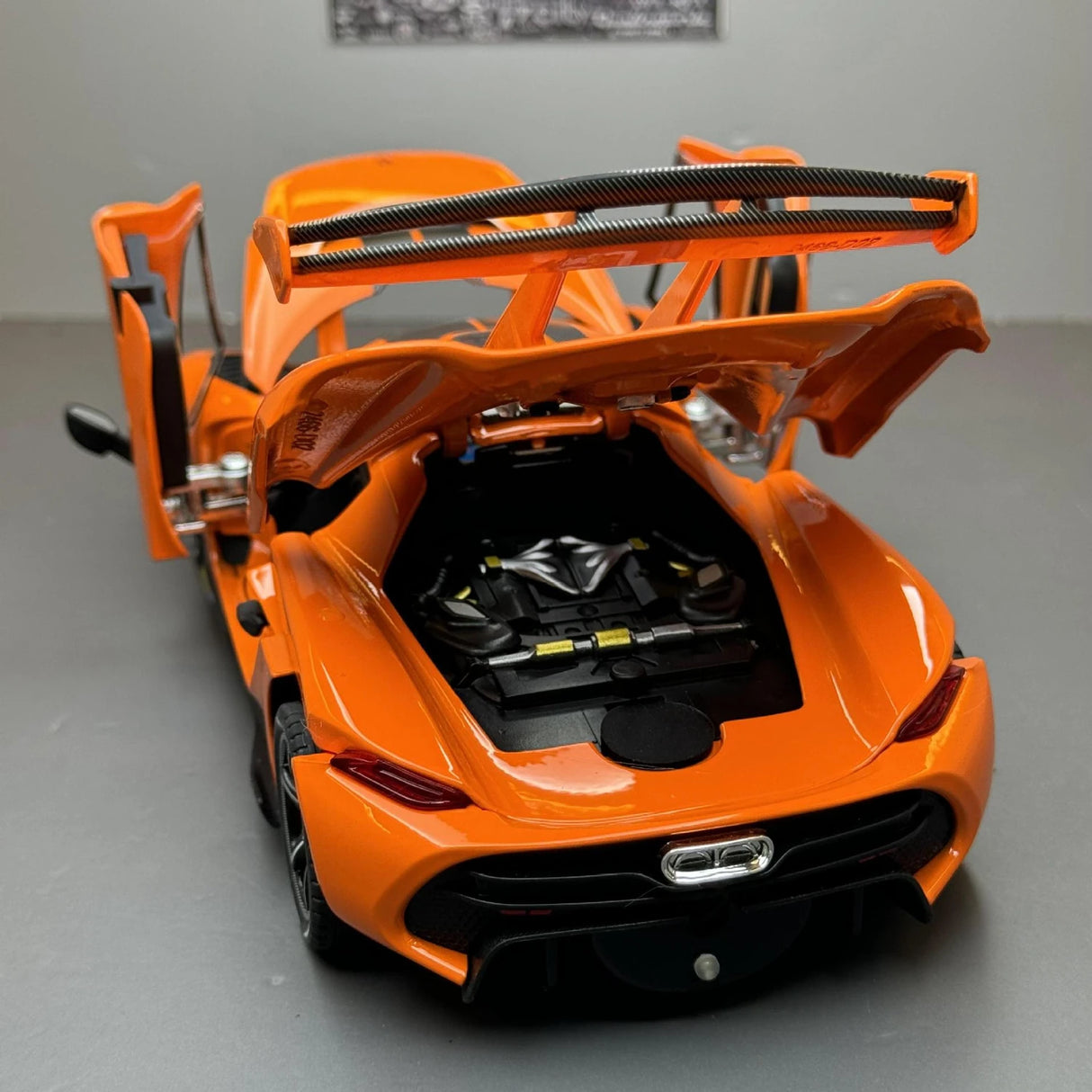 Koenigsegg 2021 Jesko Attack oranje 1:24 – diecast displaymodel